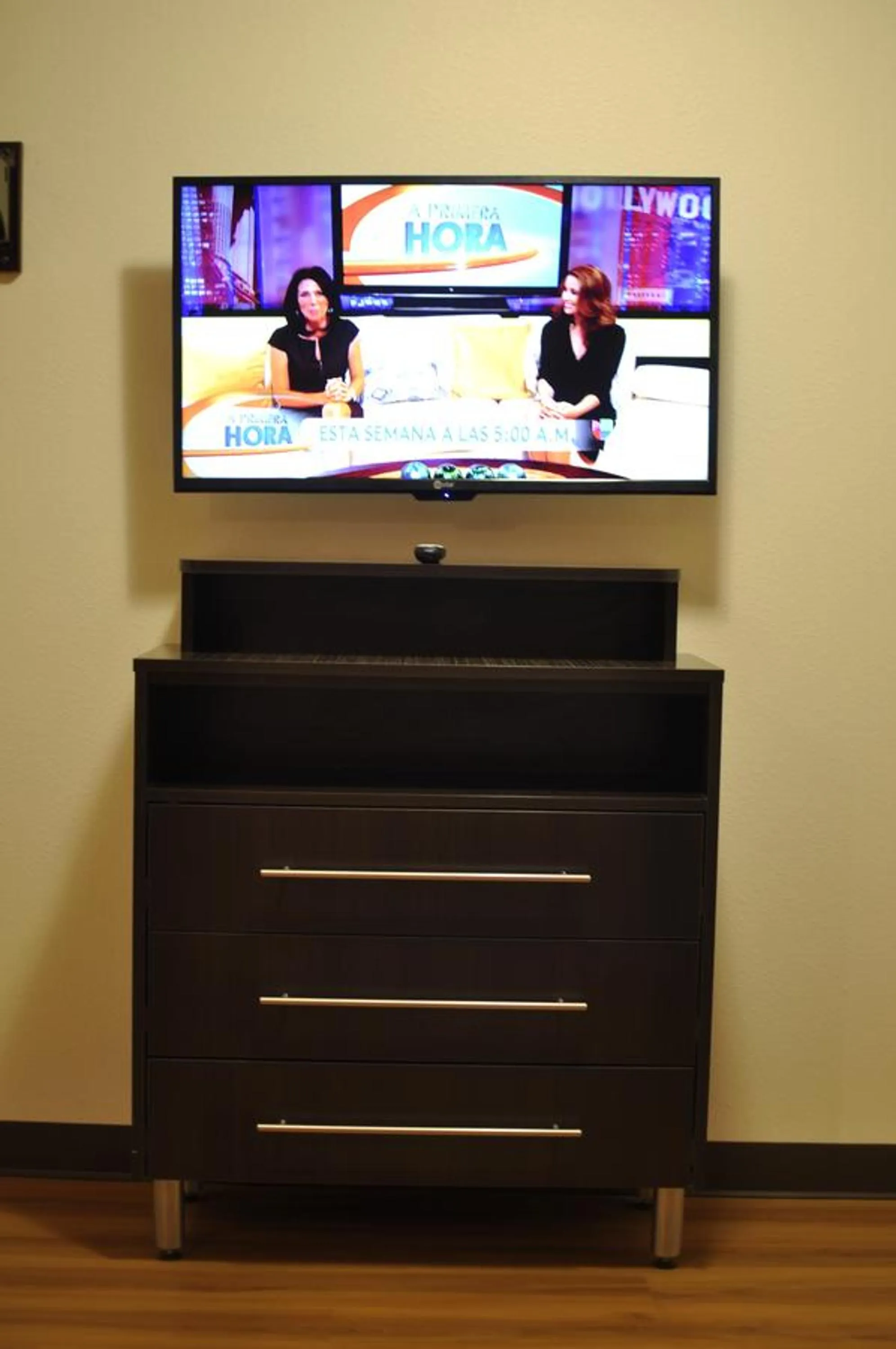 TV and multimedia in Motel 6 Maple/Main