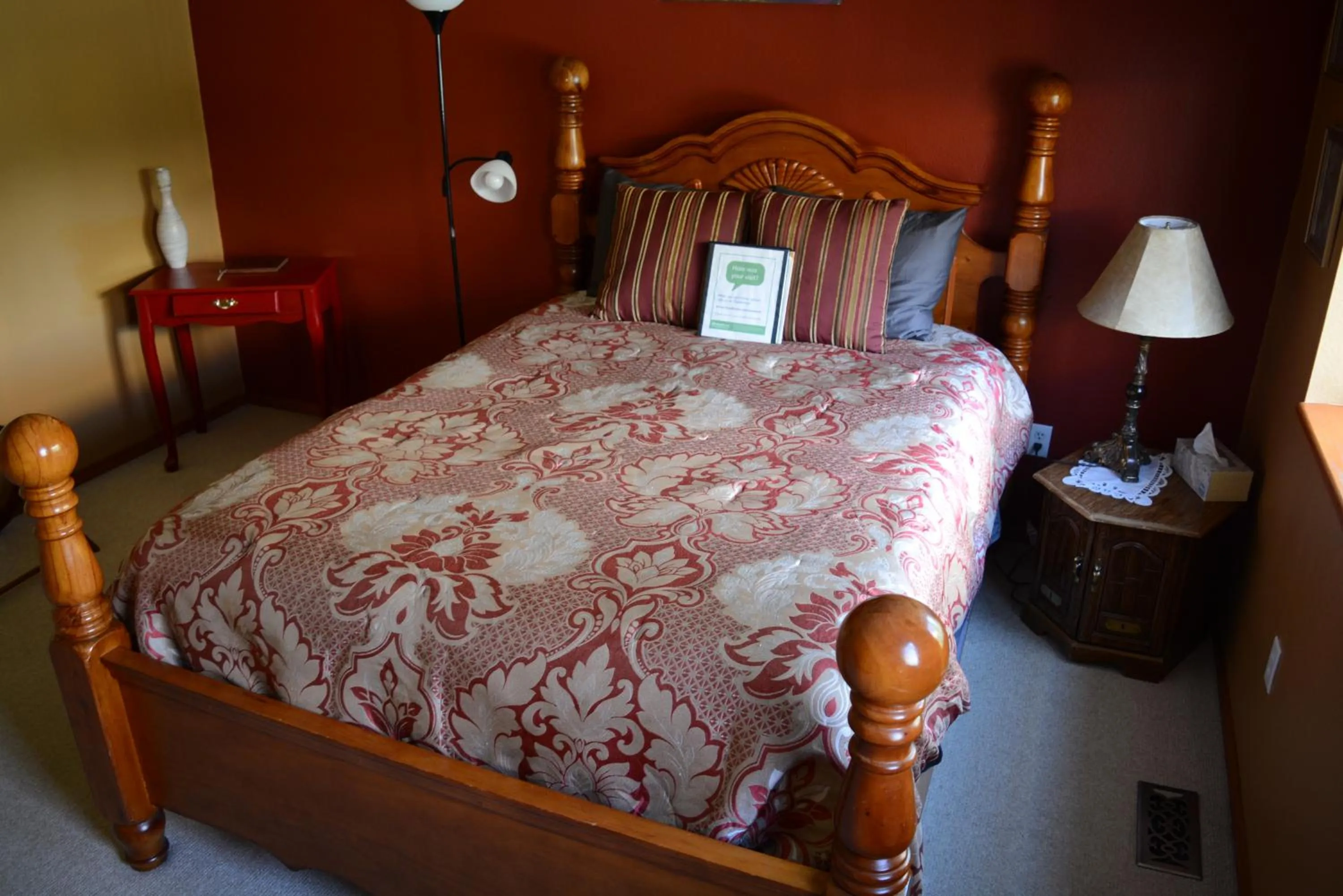 Bed in A Hyde Away Inn B&B