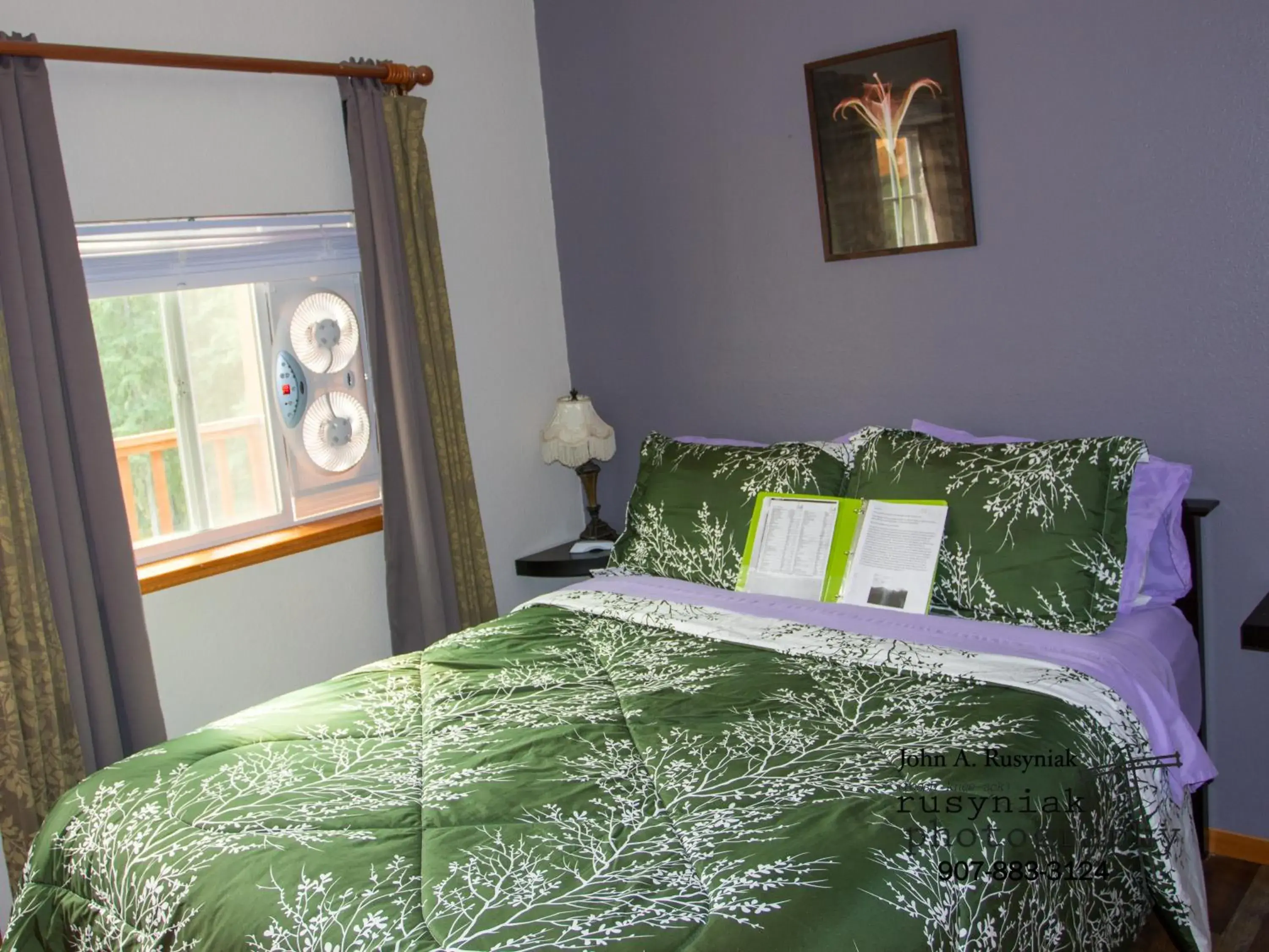 Queen Room with Balcony in A Hyde Away Inn B&B Queen Room with Balcony in A Hyde Away Inn B&B