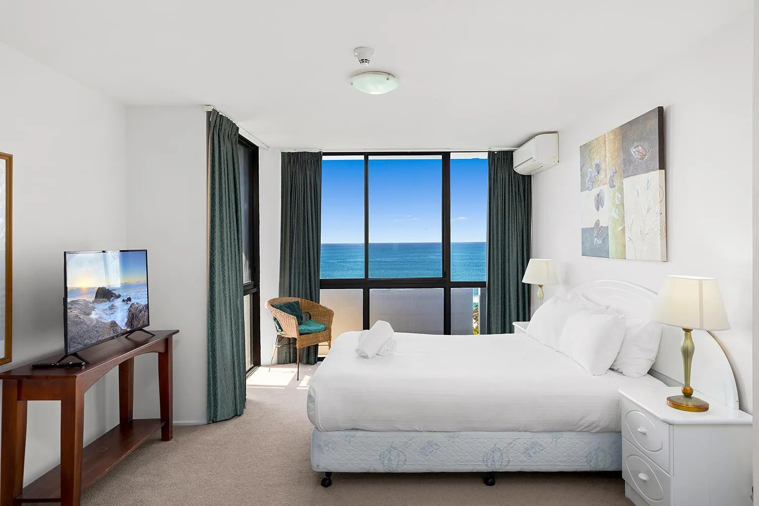 Bedroom, Bed in Pacific Towers Beach Resort