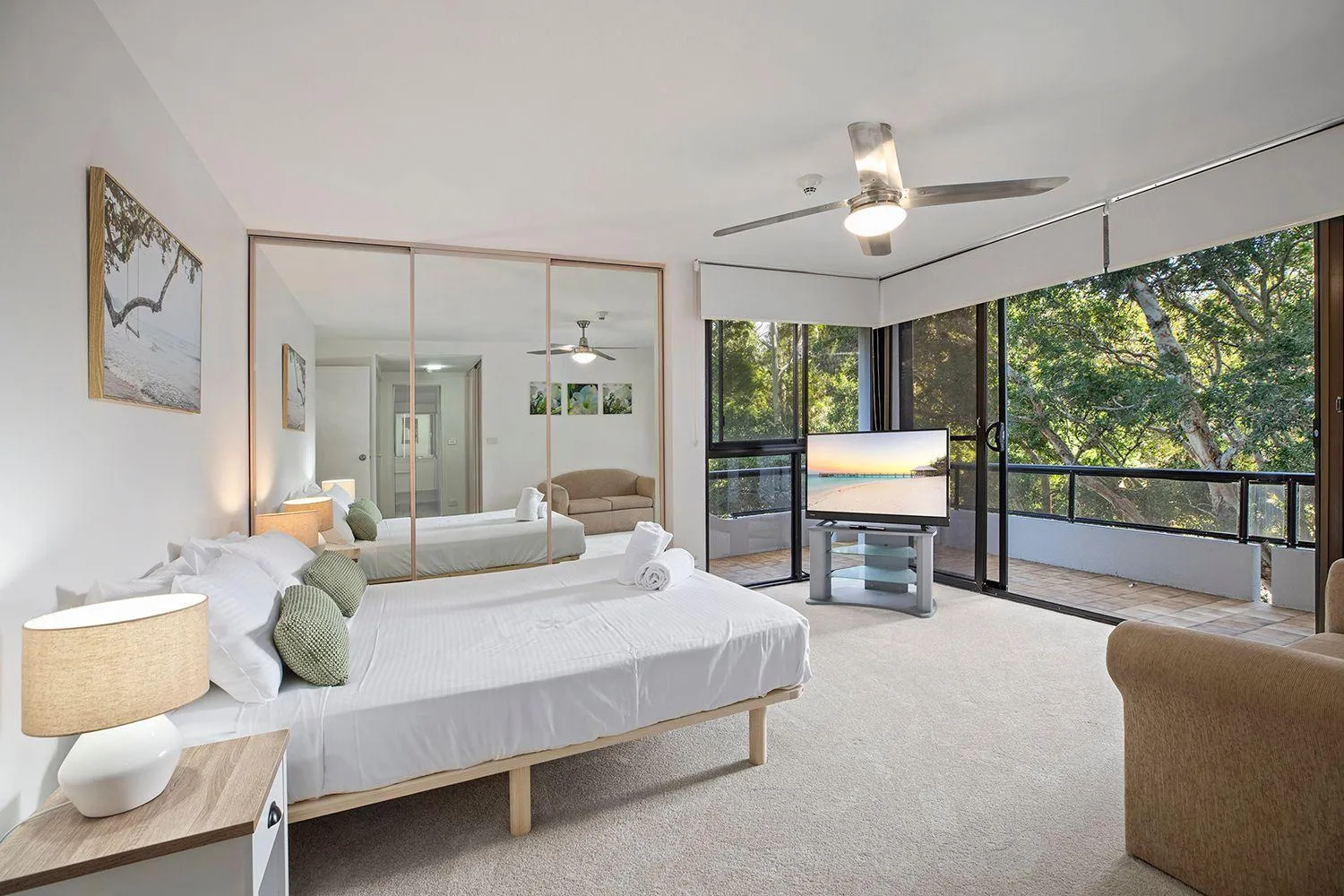 Bedroom, Bed in Pacific Towers Beach Resort