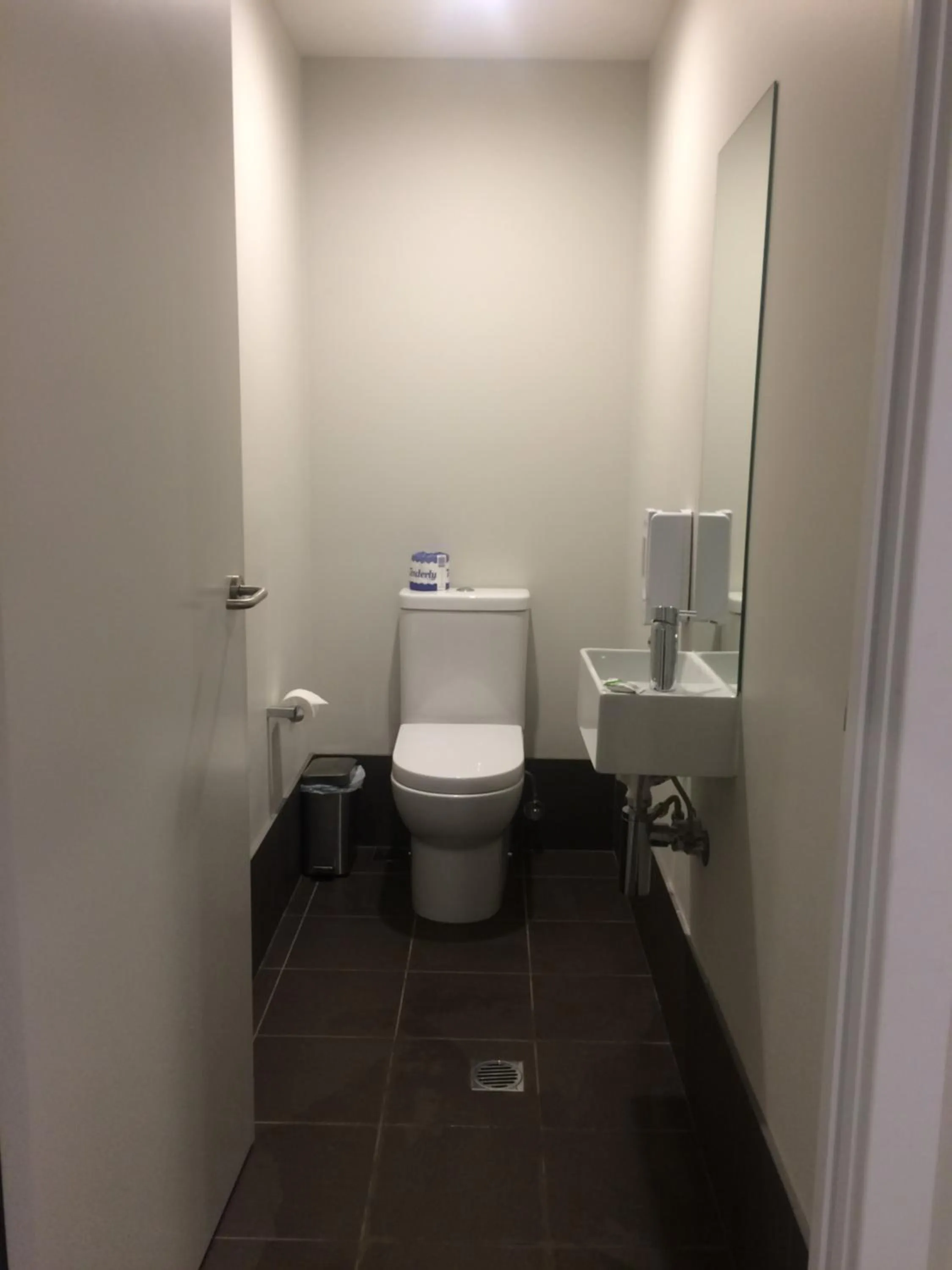 Toilet in Leumeah Lodge