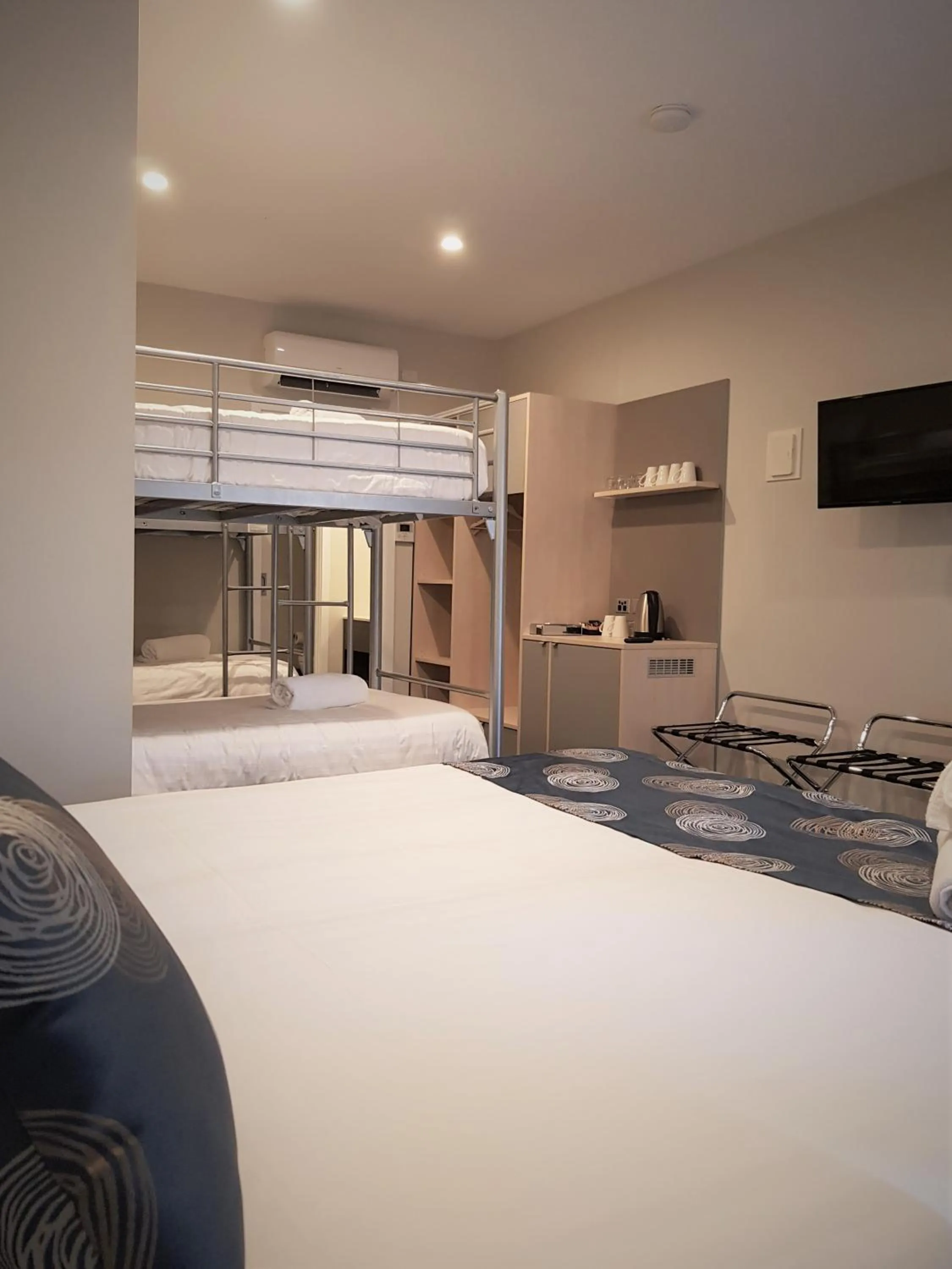 Photo of the whole room, Bed in Leumeah Lodge