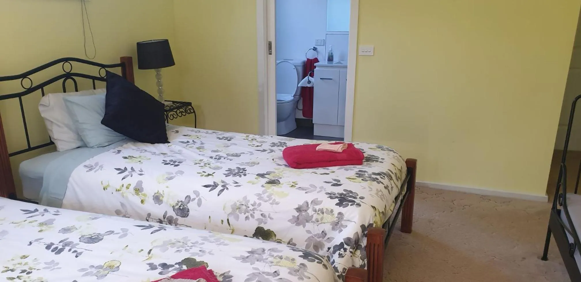 Bedroom, Bed in Dixiglen Farm