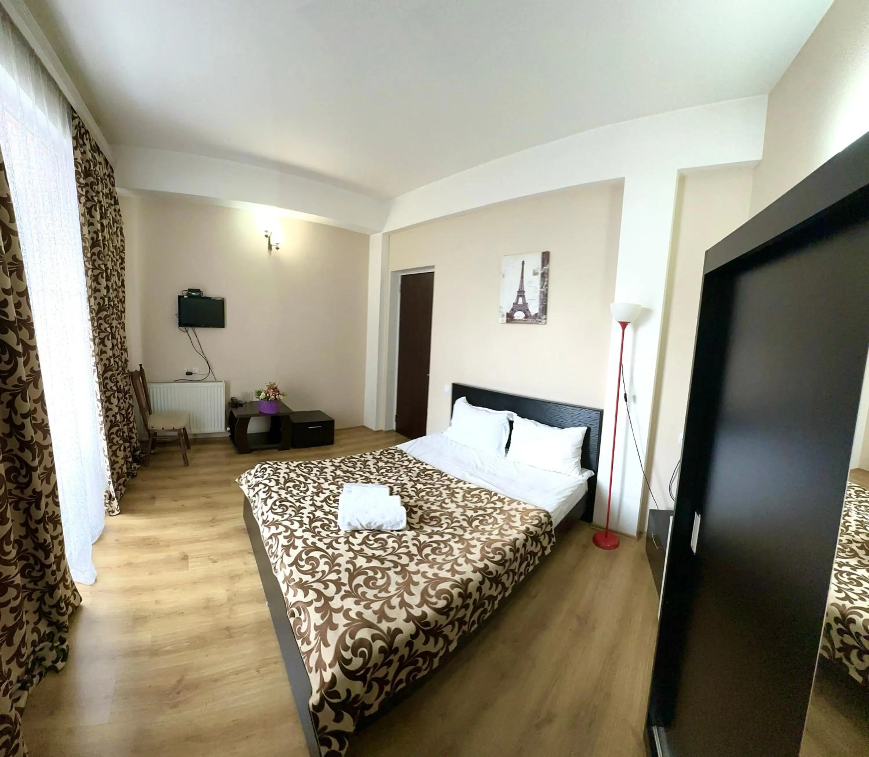 Photo of the whole room, Bed in Qeroli old town