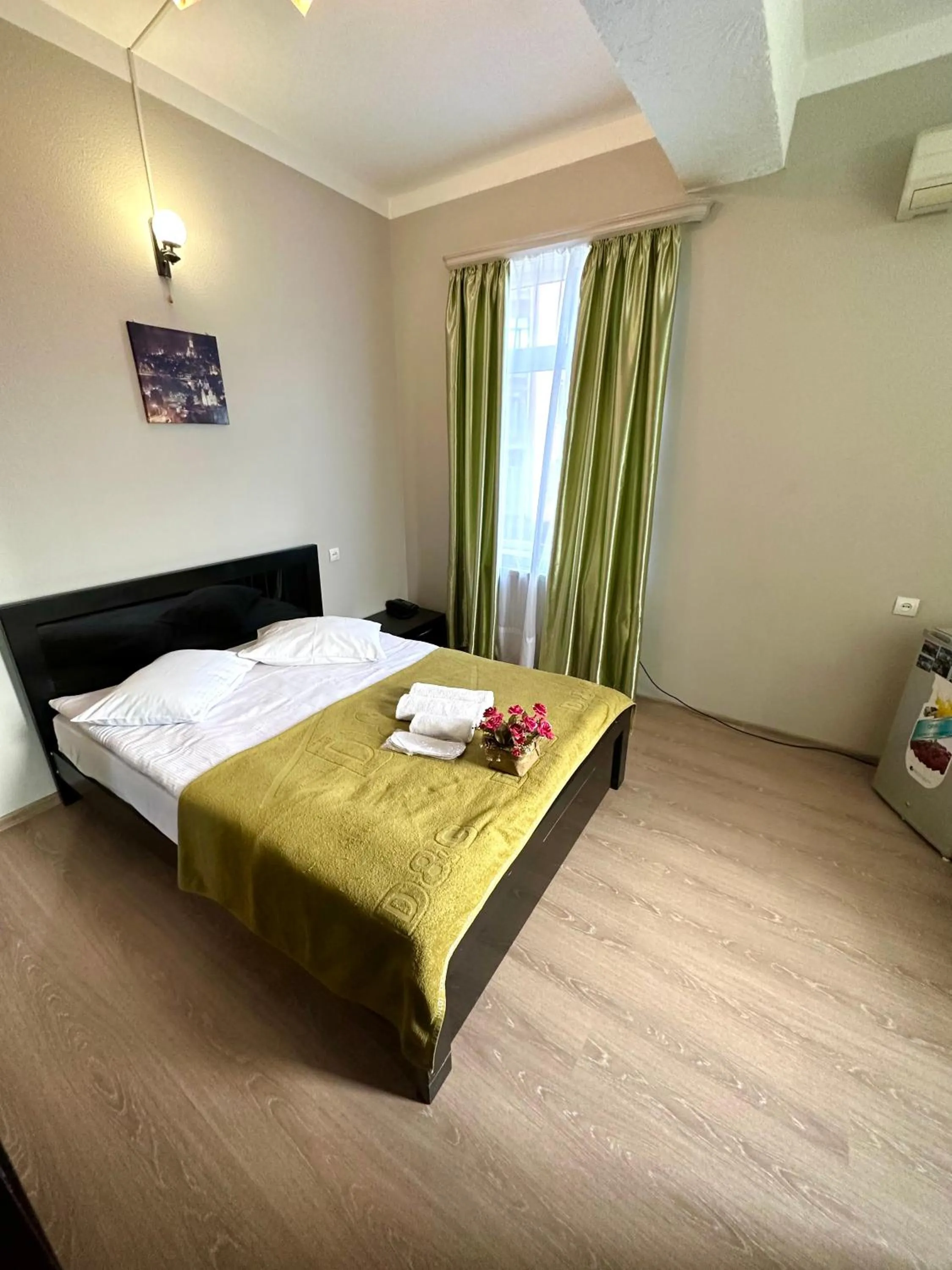 Photo of the whole room, Bed in Qeroli old town