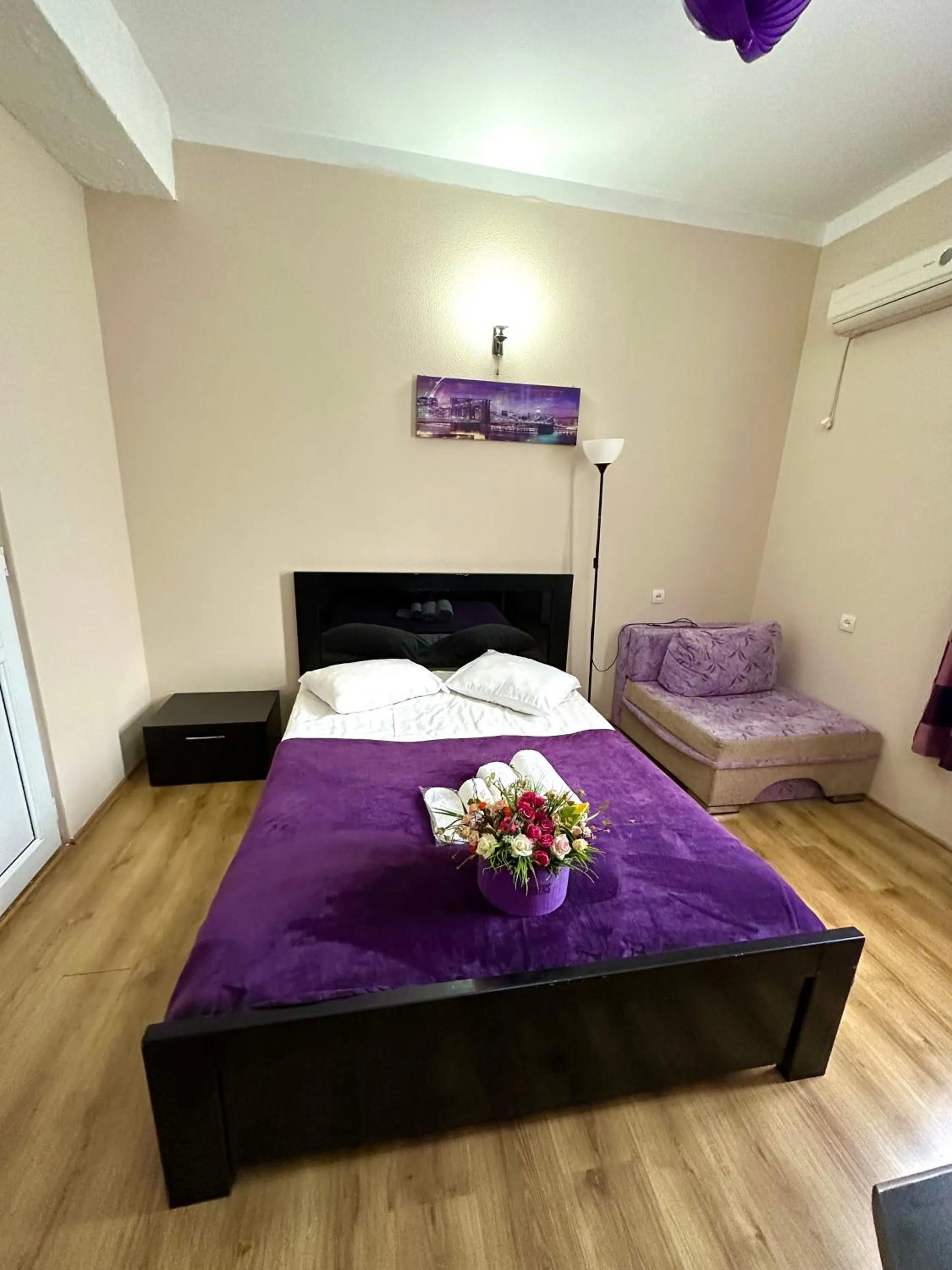 Photo of the whole room, Bed in Qeroli old town