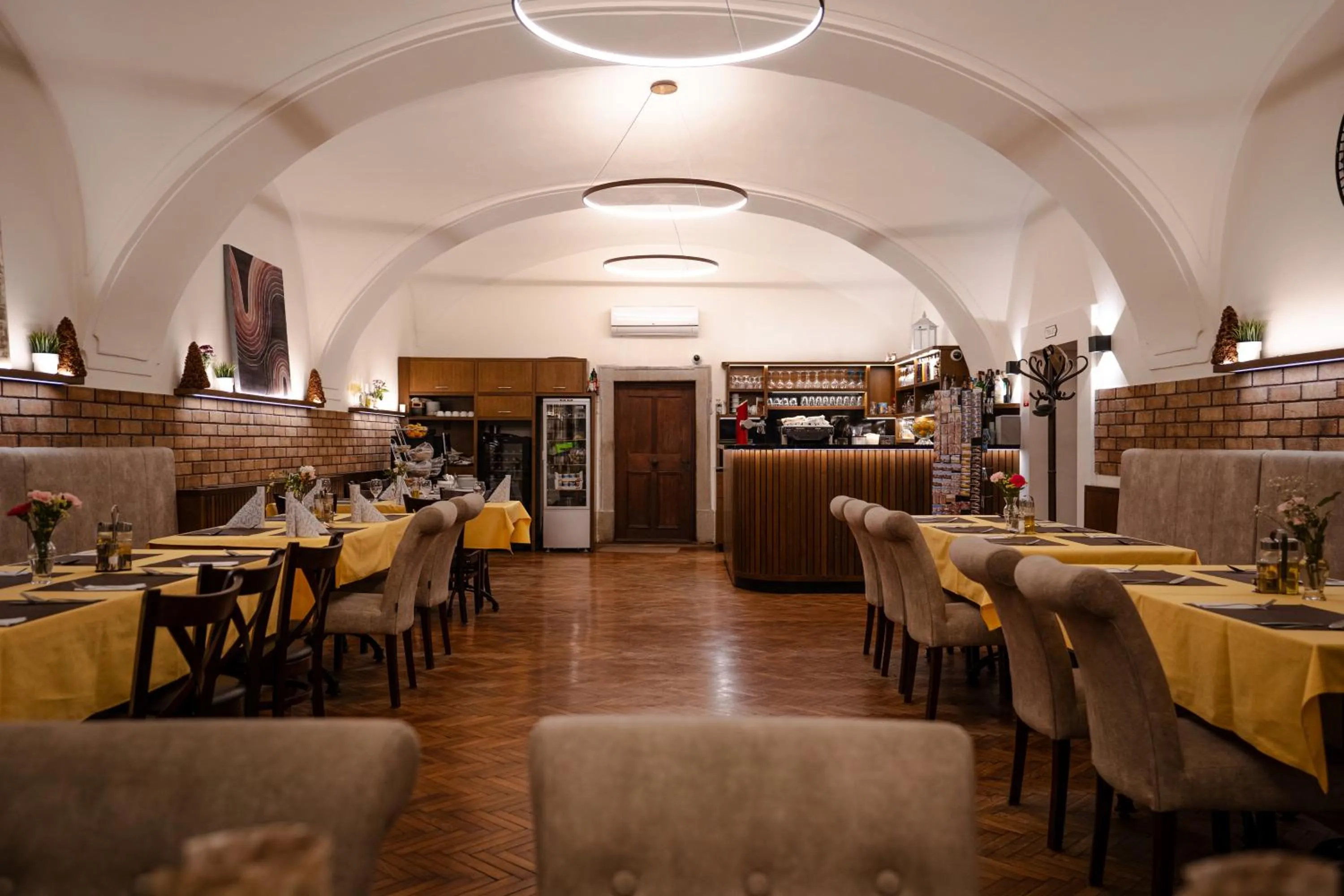 Restaurant/places to eat in Hotel Arkada