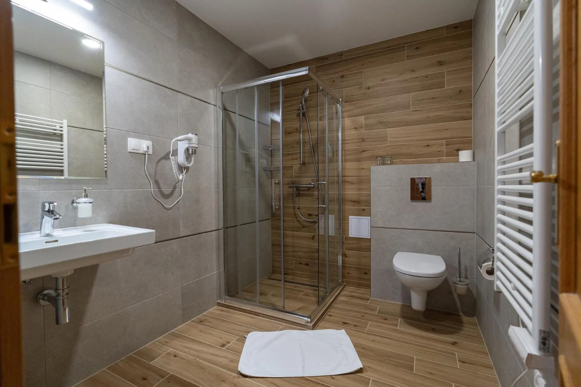 Shower in Hotel Arkada