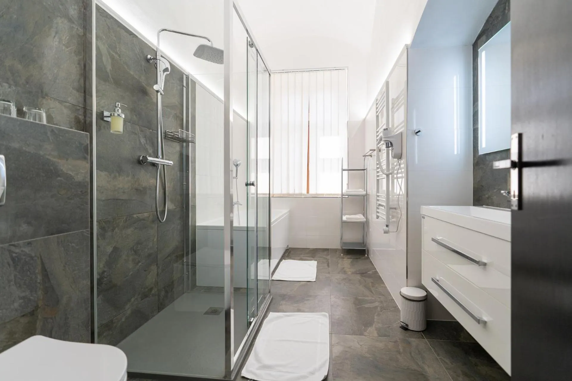 Shower in Hotel Arkada