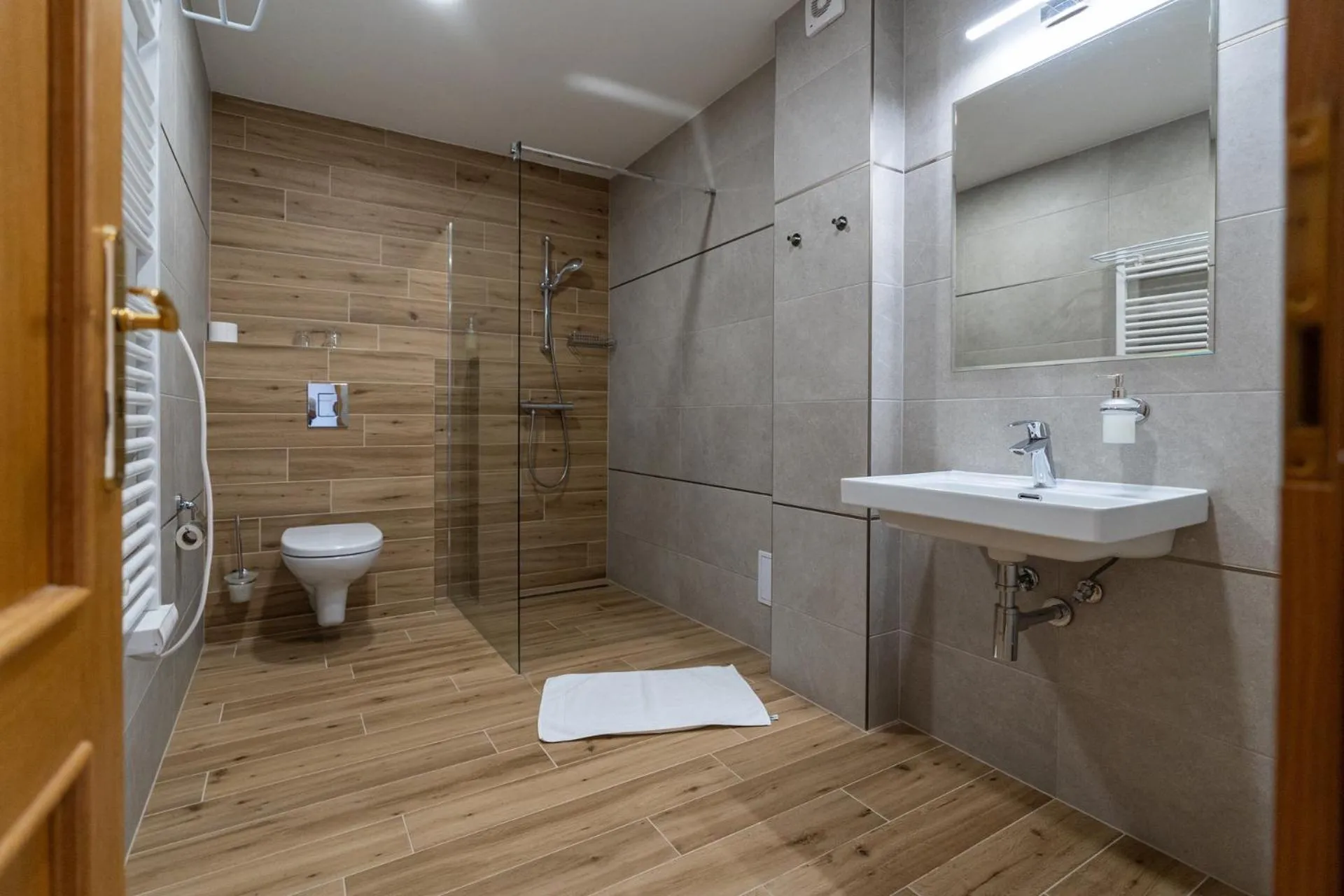 Shower in Hotel Arkada