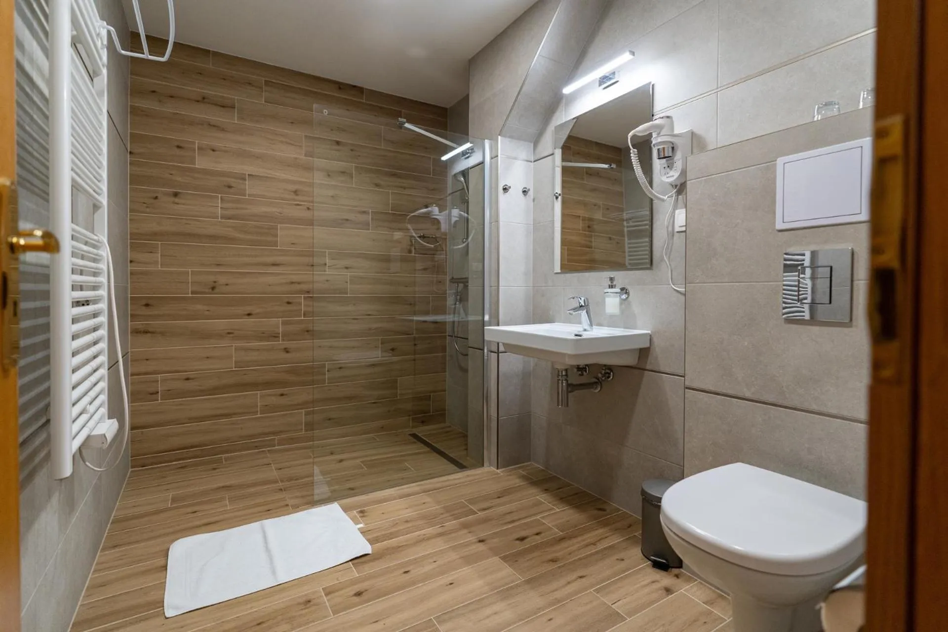 Shower in Hotel Arkada