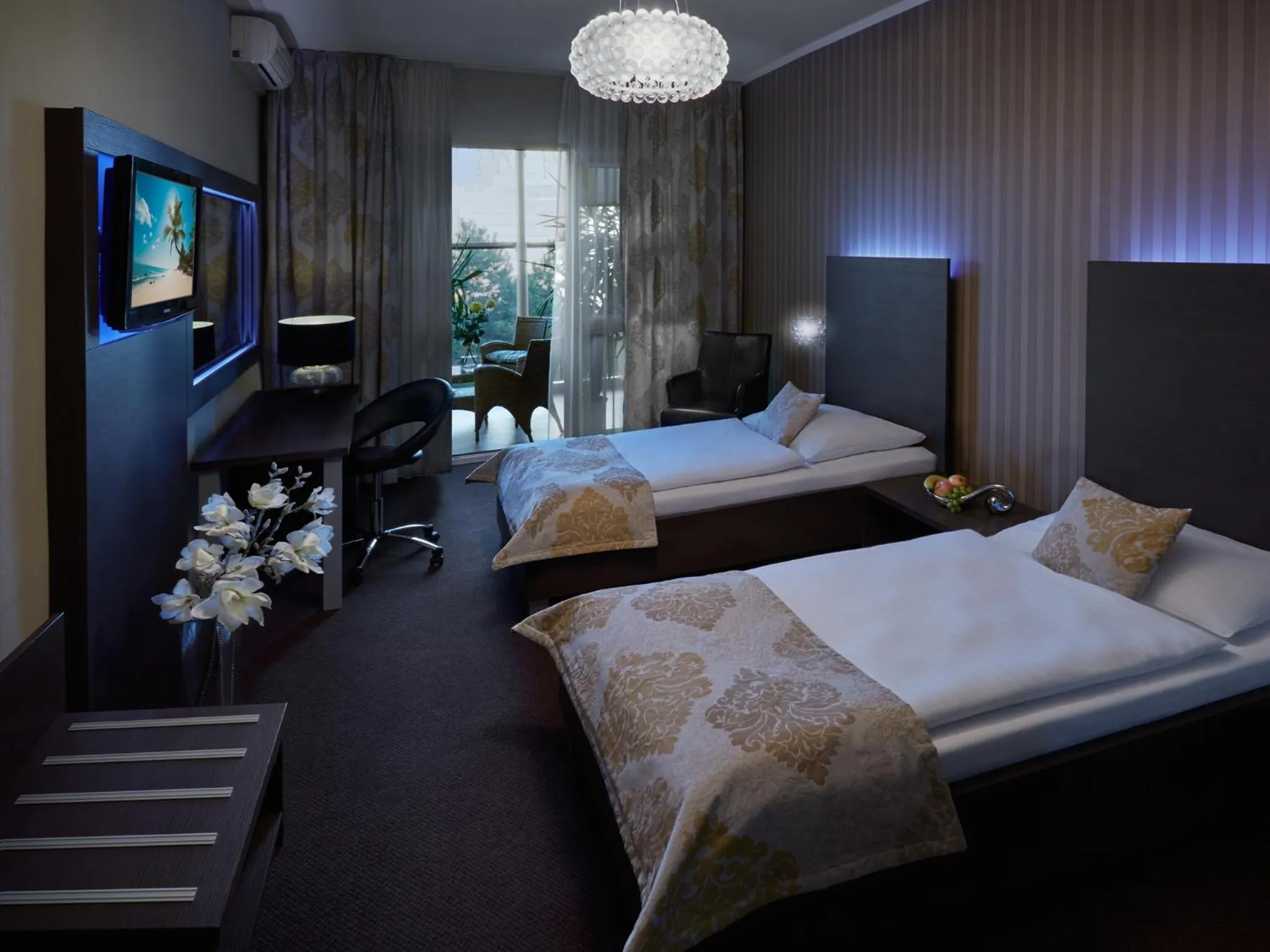 Day, Bed in HOTEL CENTRUM with free parking