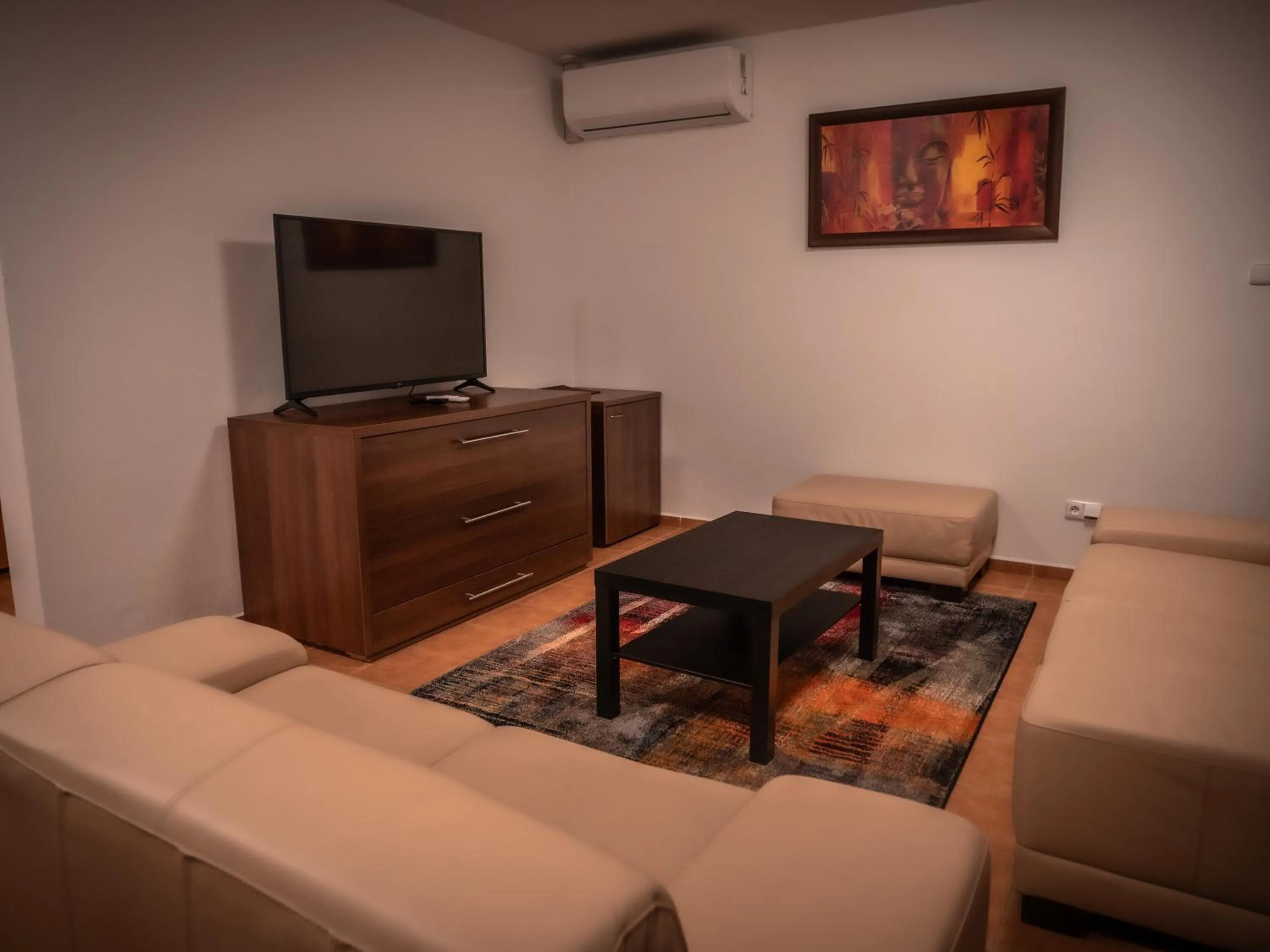 Communal lounge/ TV room in Hotel Novy Kastiel - Self check-in