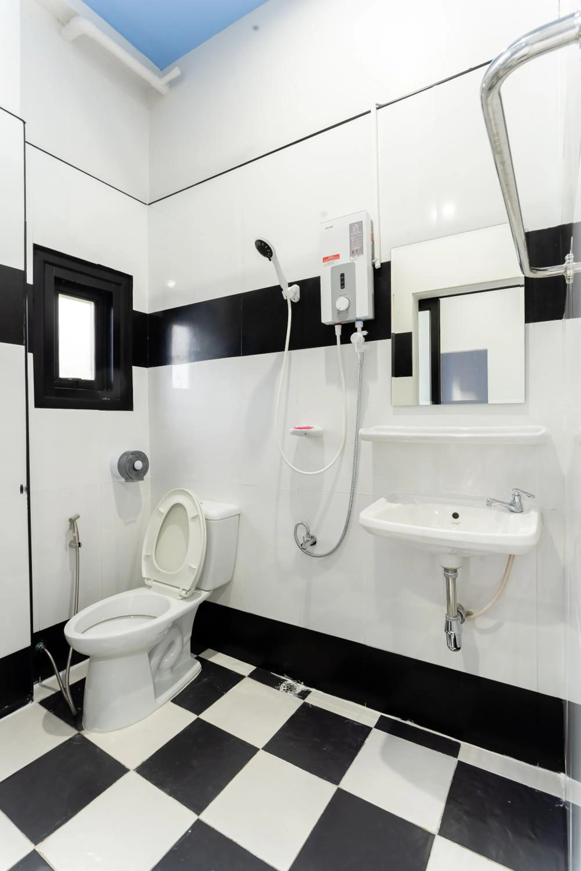 Shower in Udomsuk Hotel