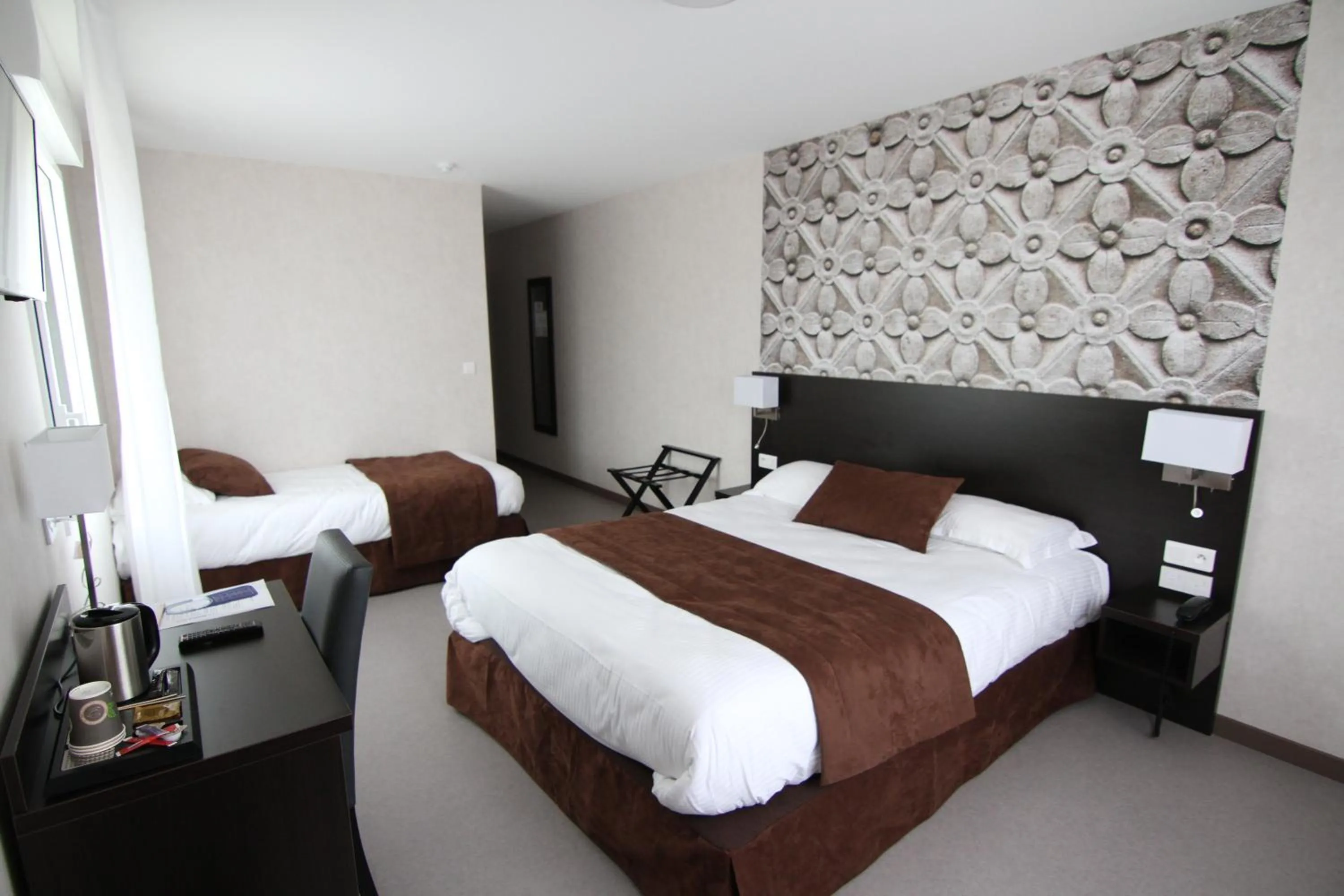 Day, Bed in Logis Hôtel - La Chambre d'Amiens