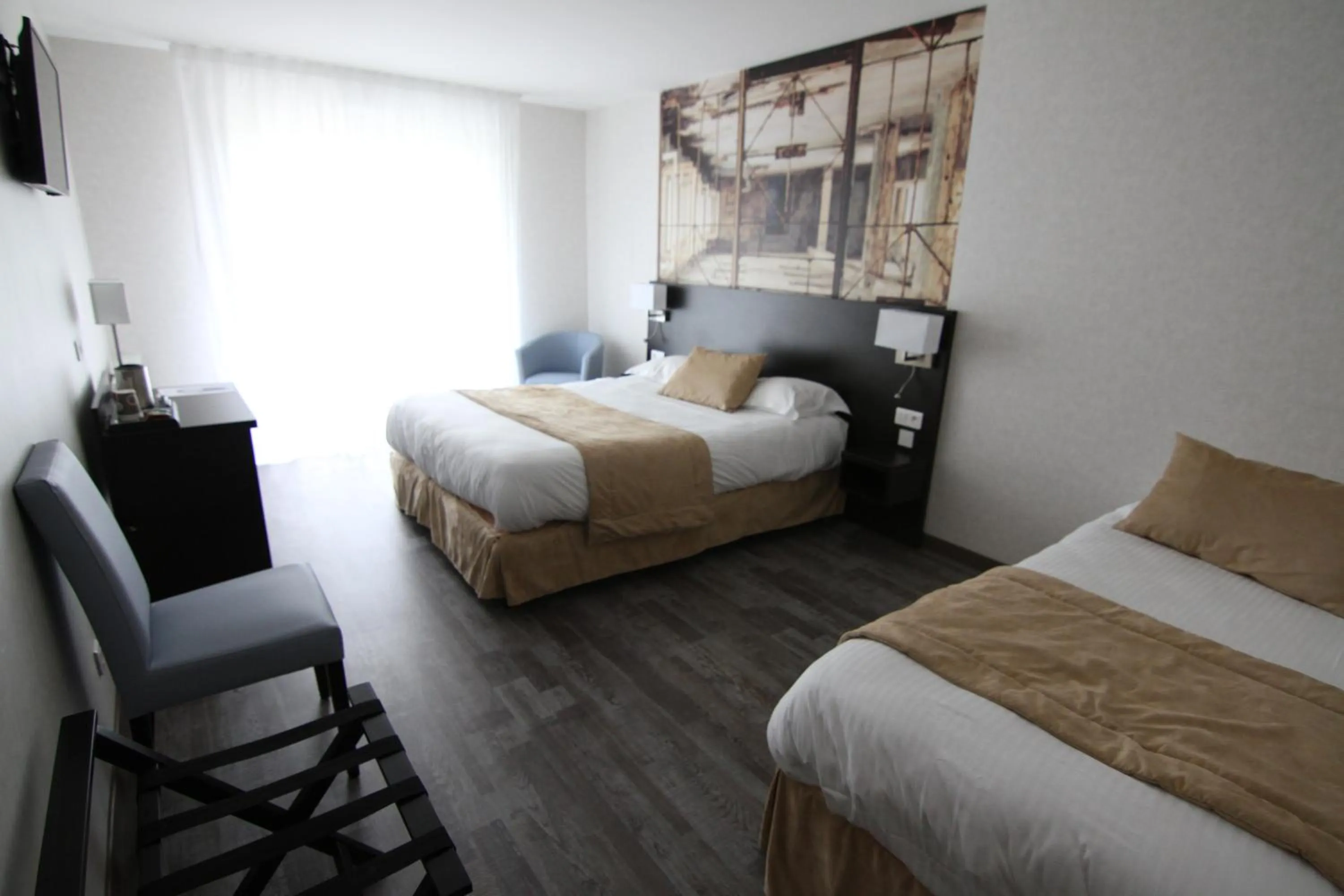 Day, Bed in Logis Hôtel - La Chambre d'Amiens