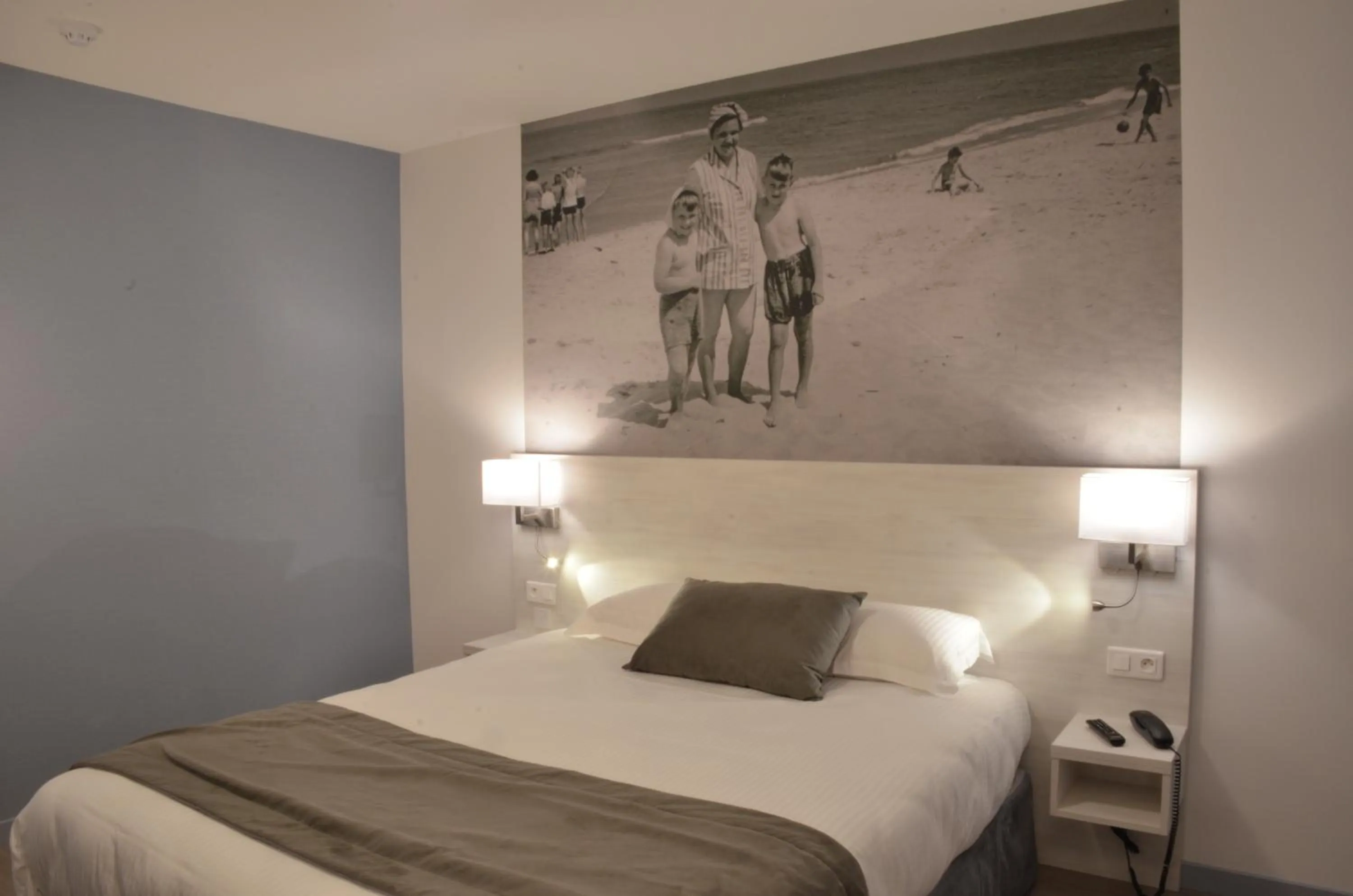 Bedroom, Bed in Logis Hôtel - La Chambre d'Amiens