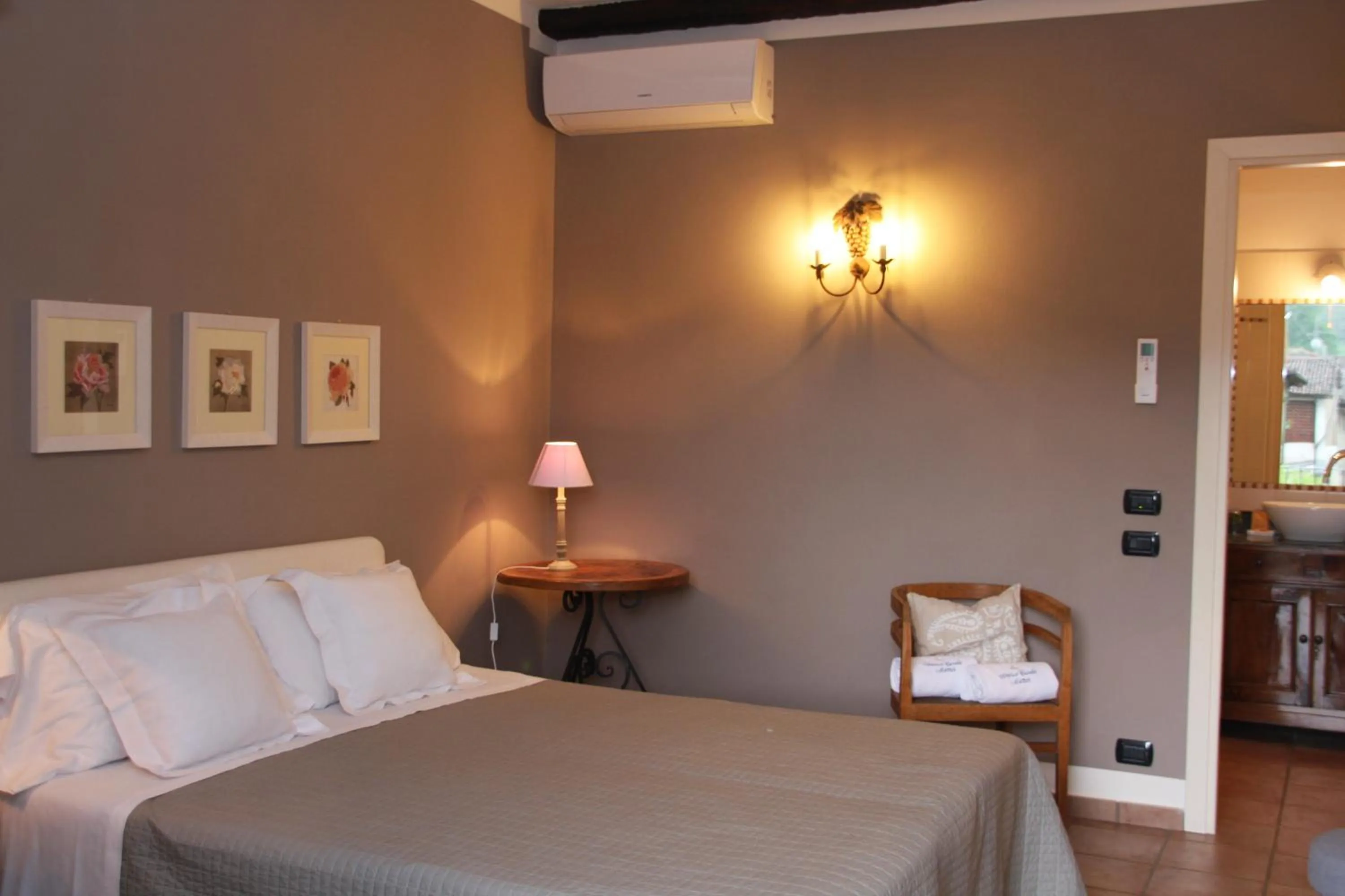 Photo of the whole room in Antico Casale Mattei - Adult only