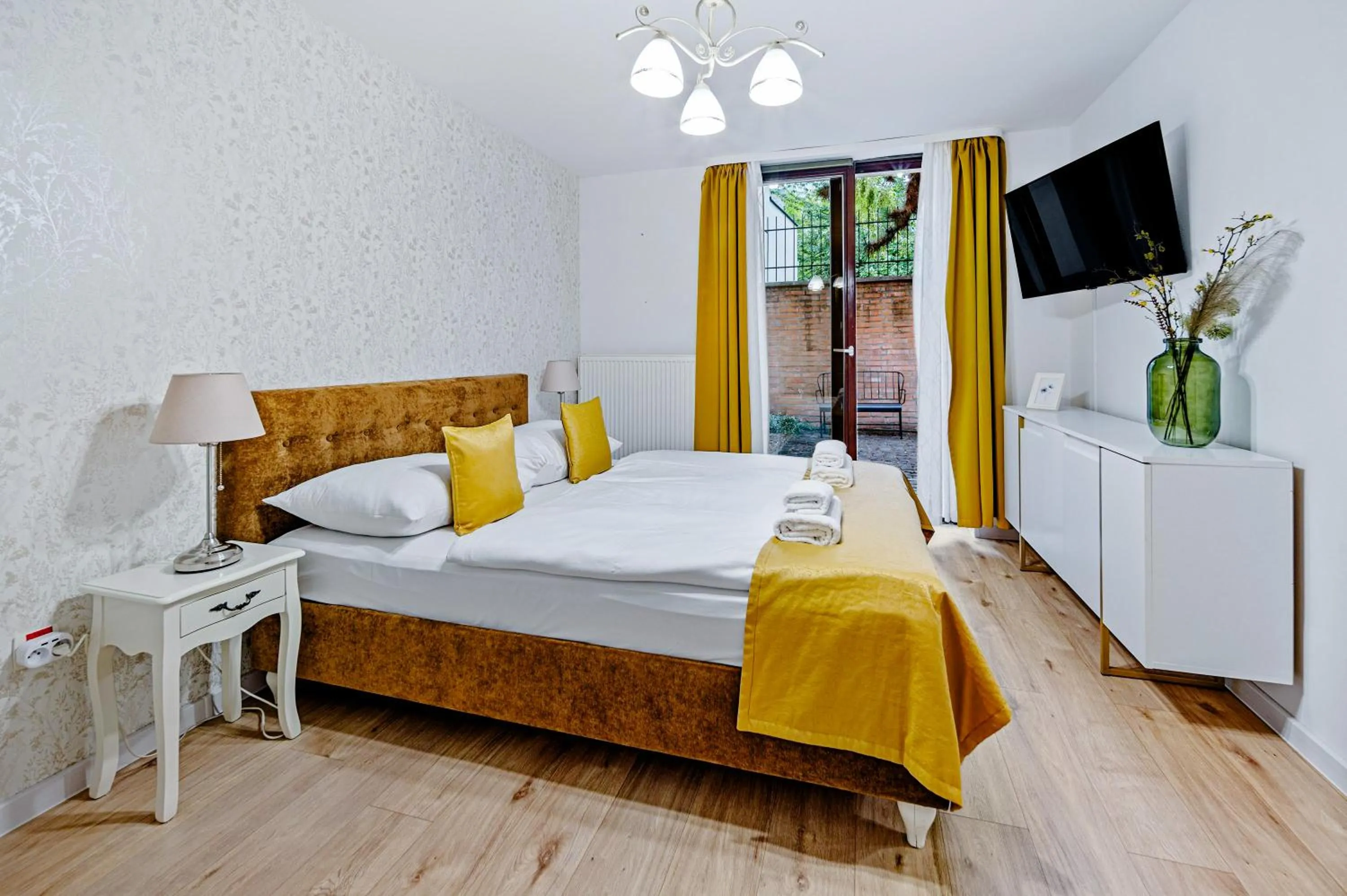 TV and multimedia, Bed in Garni Hotel VIRGO