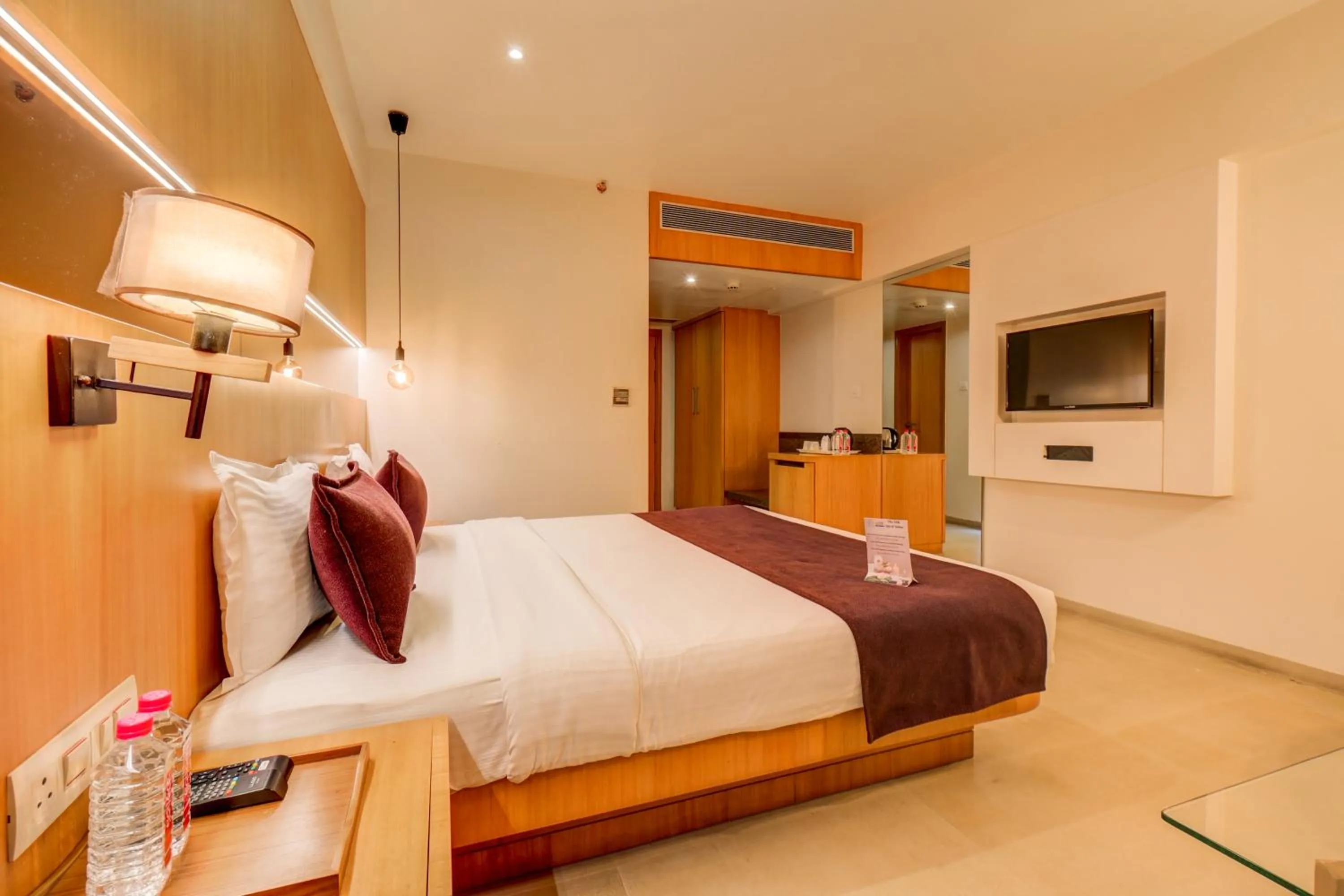 Bed in The SSK Solitaire Hotel & Banquets