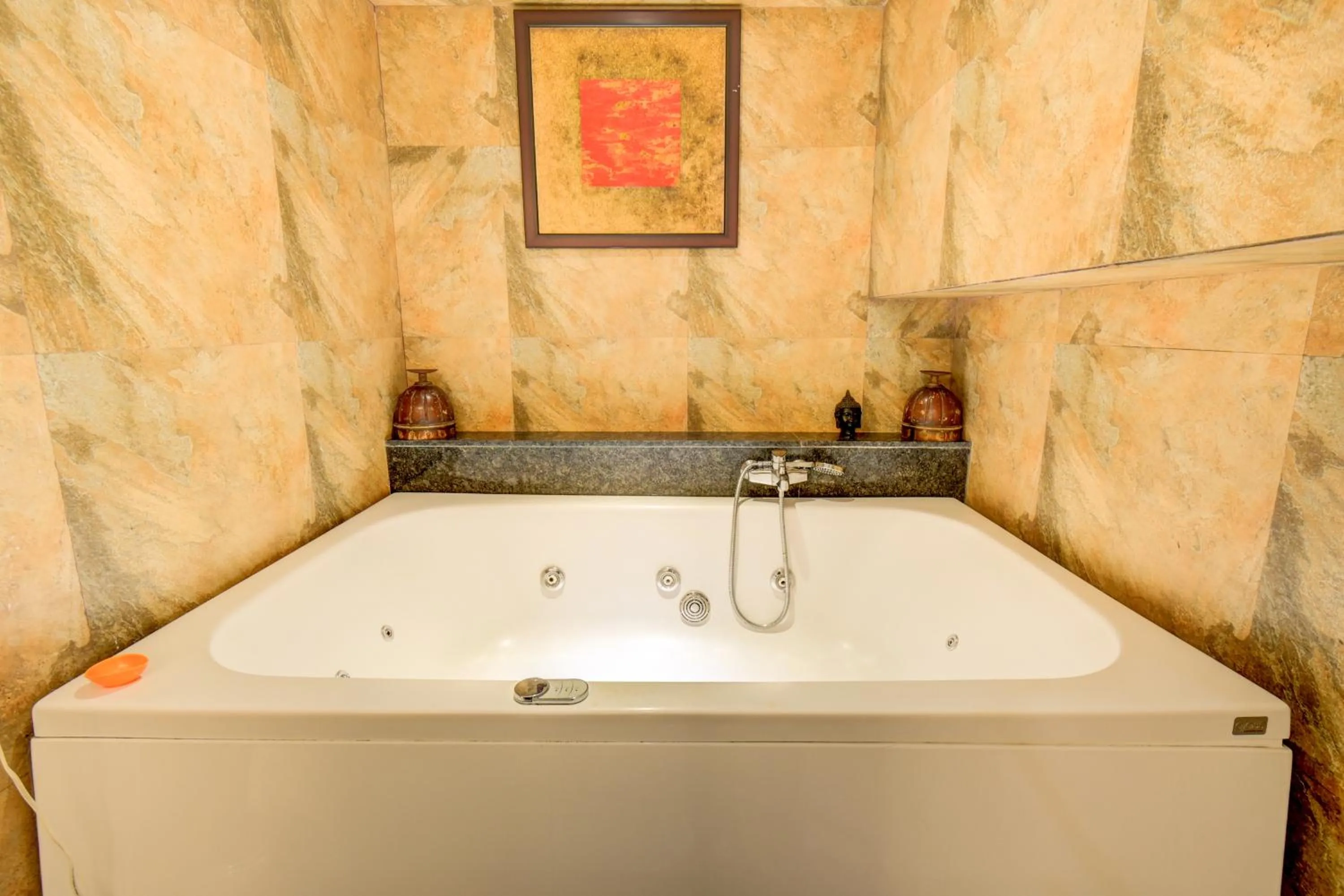 Hot Tub in The SSK Solitaire Hotel & Banquets