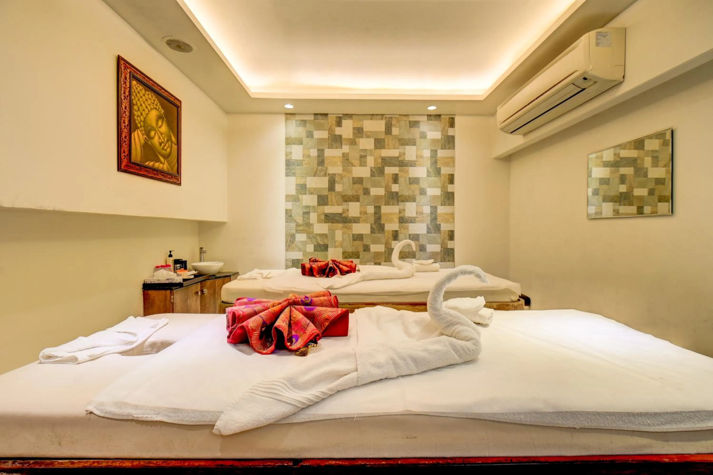 Spa and wellness centre/facilities, Bed in The SSK Solitaire Hotel & Banquets