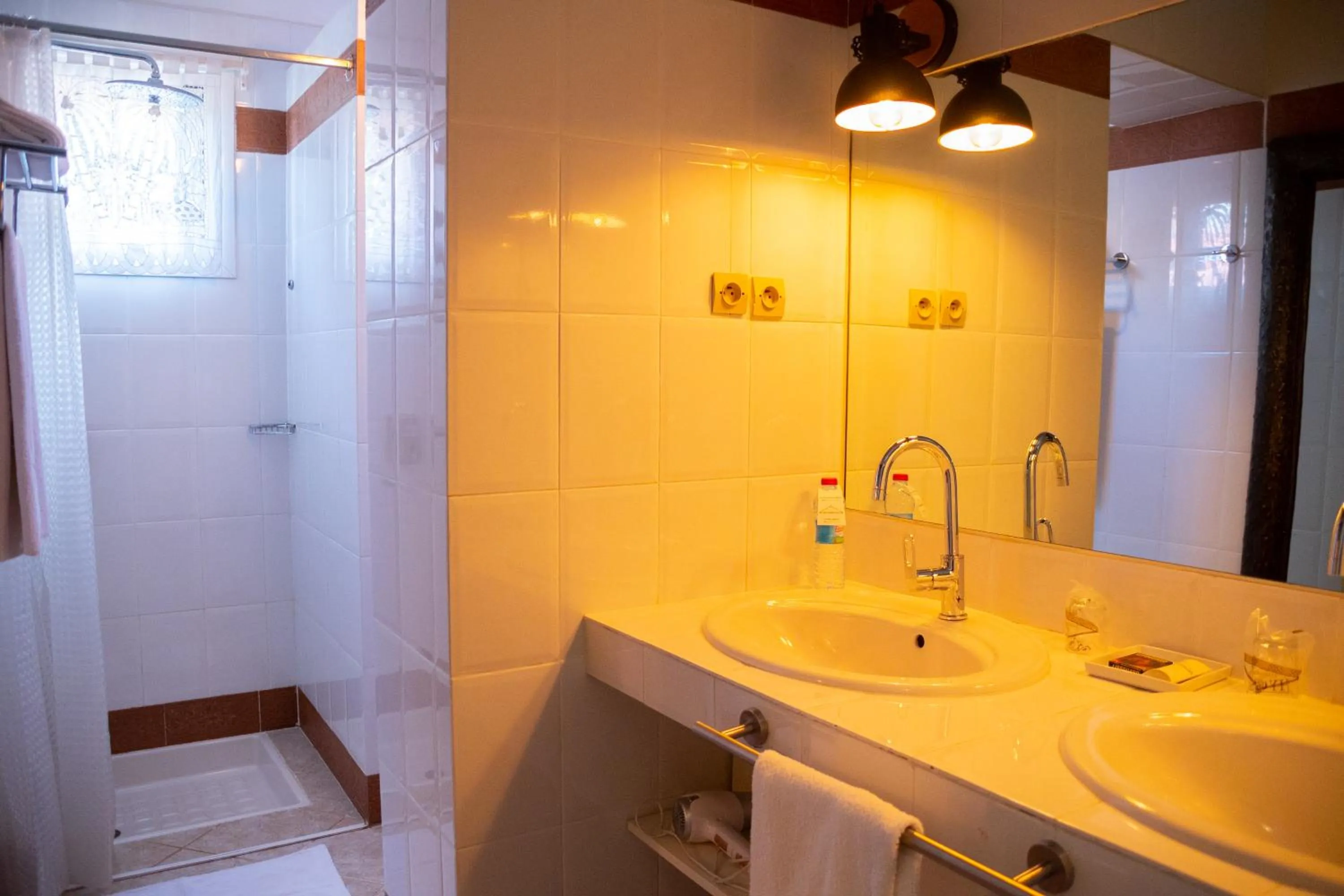 Shower in La Varangue