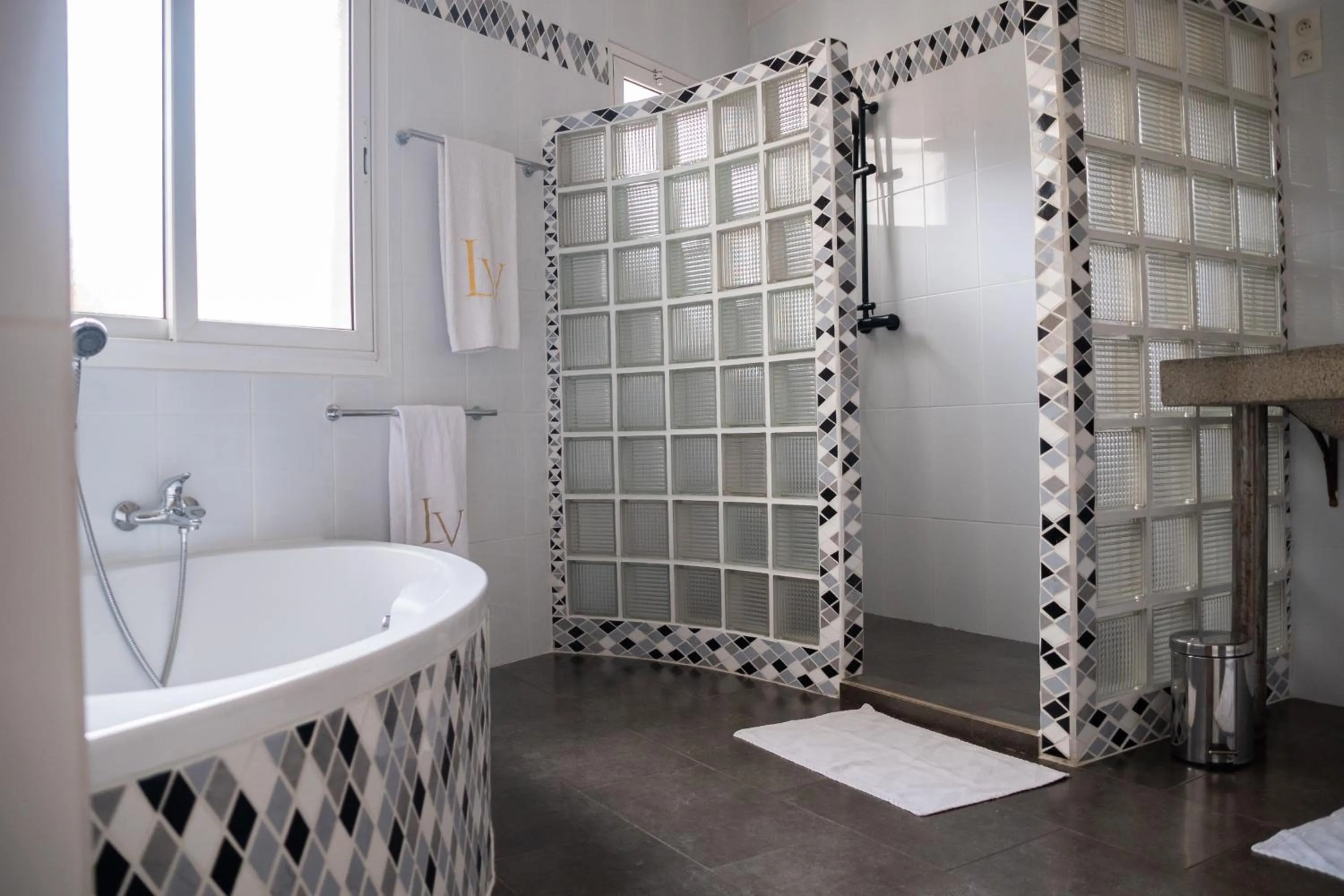 Shower in La Varangue