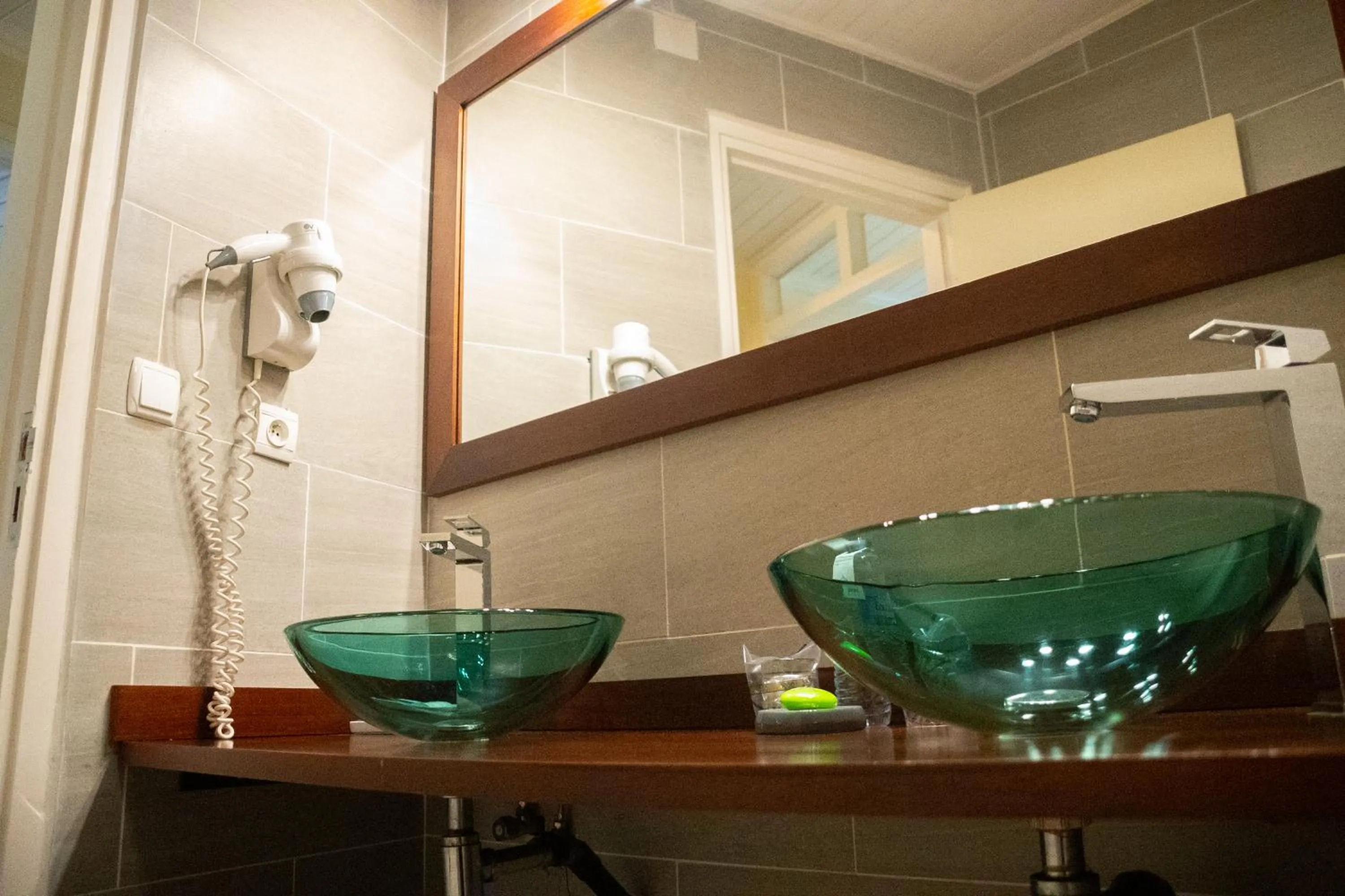 Shower in La Varangue