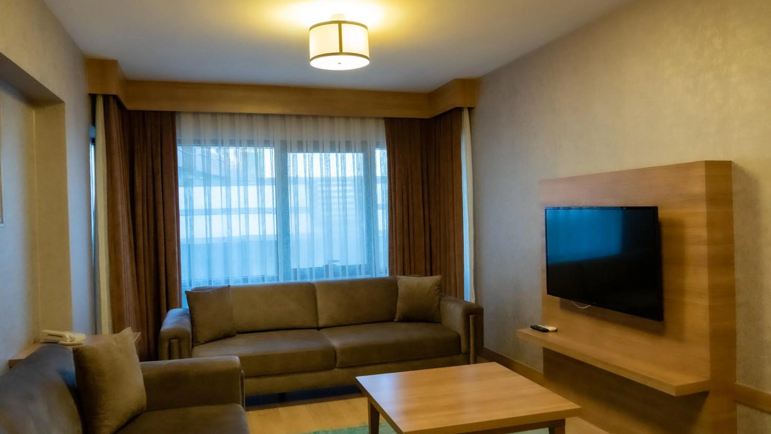 Communal lounge/ TV room in Bursa Suites Apart Otel