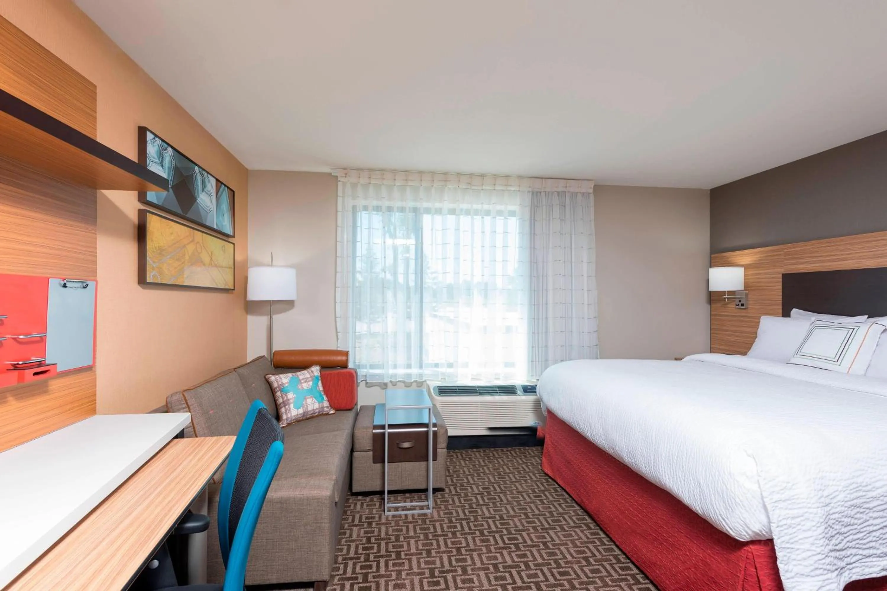 Bedroom, Bed in TownePlace Suites by Marriott Ontario-Mansfield