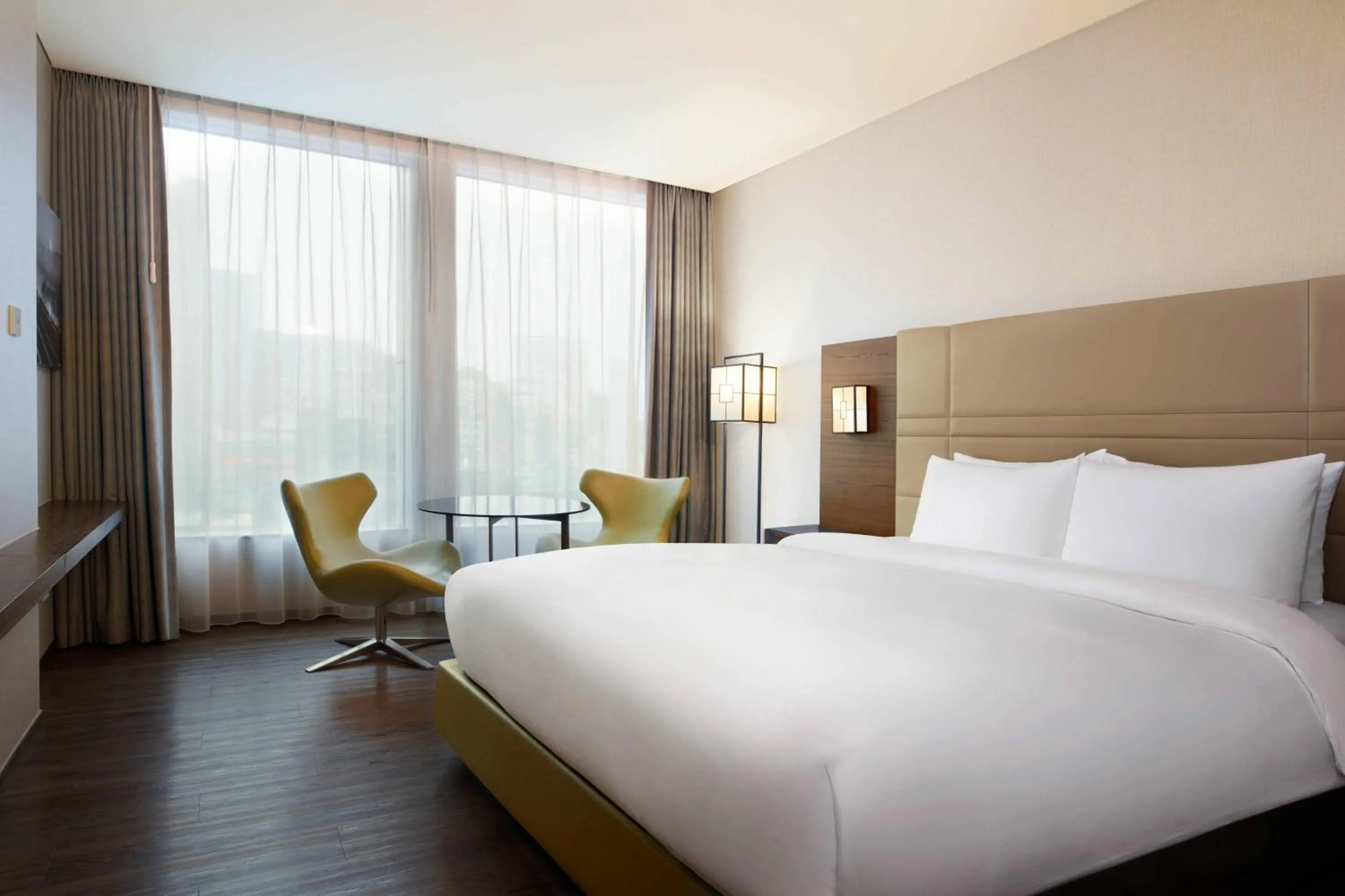 Photo of the whole room, Bed in Courtyard by Marriott Seoul Namdaemun