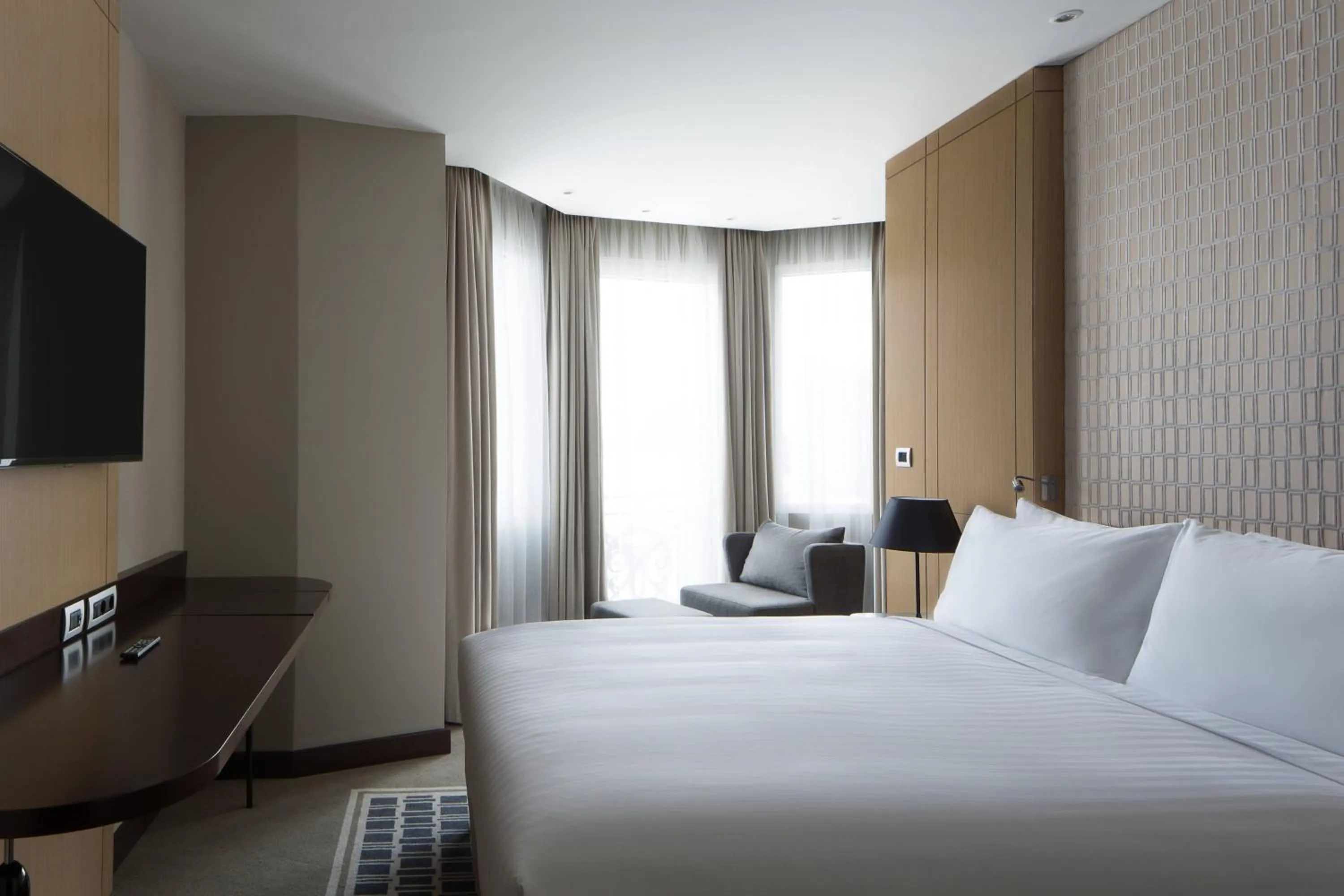 Photo of the whole room, Bed in Skopje Marriott Hotel