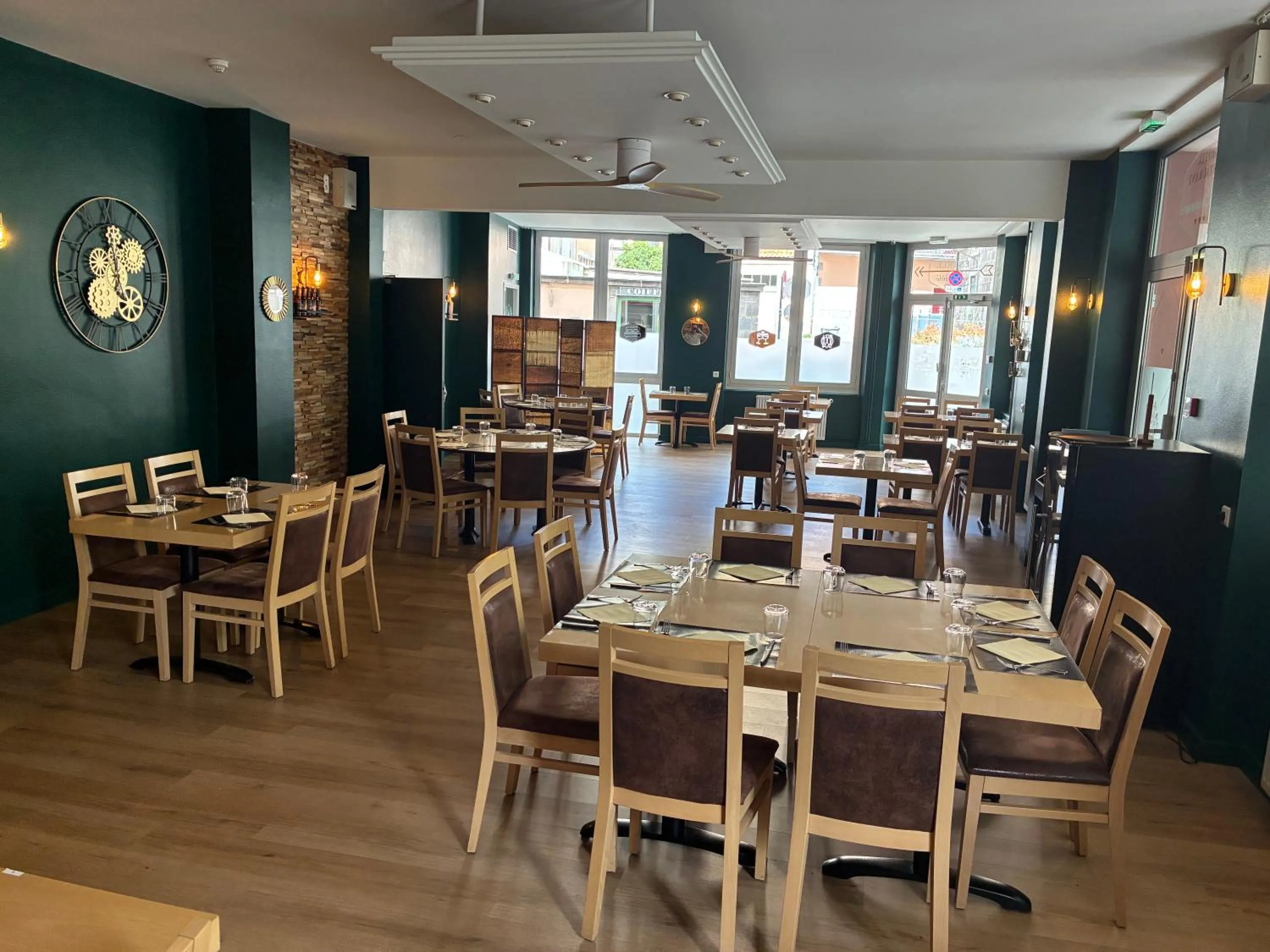 Restaurant/places to eat in Logis Hôtel du Commerce