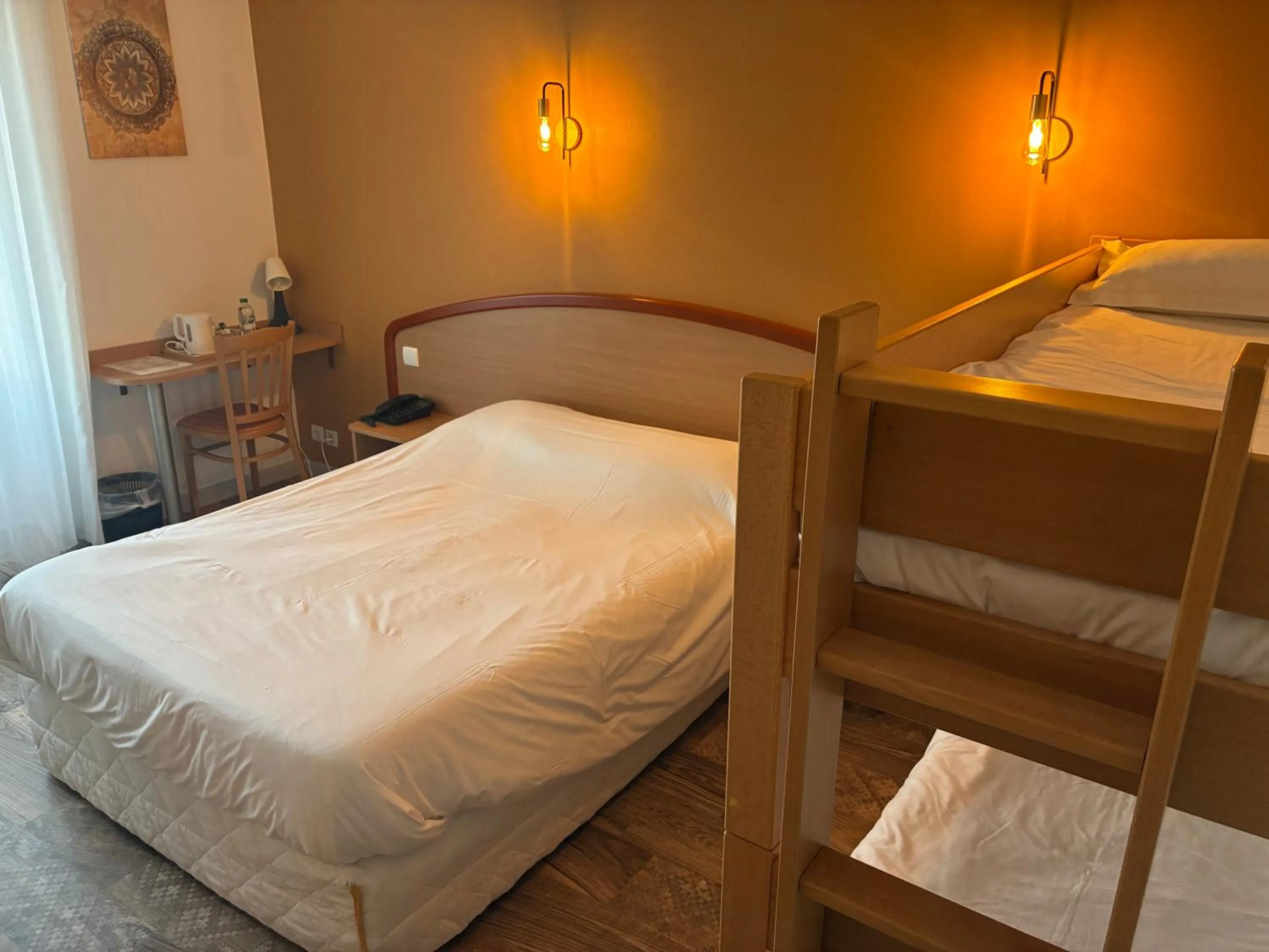 Bed in Logis Hôtel du Commerce