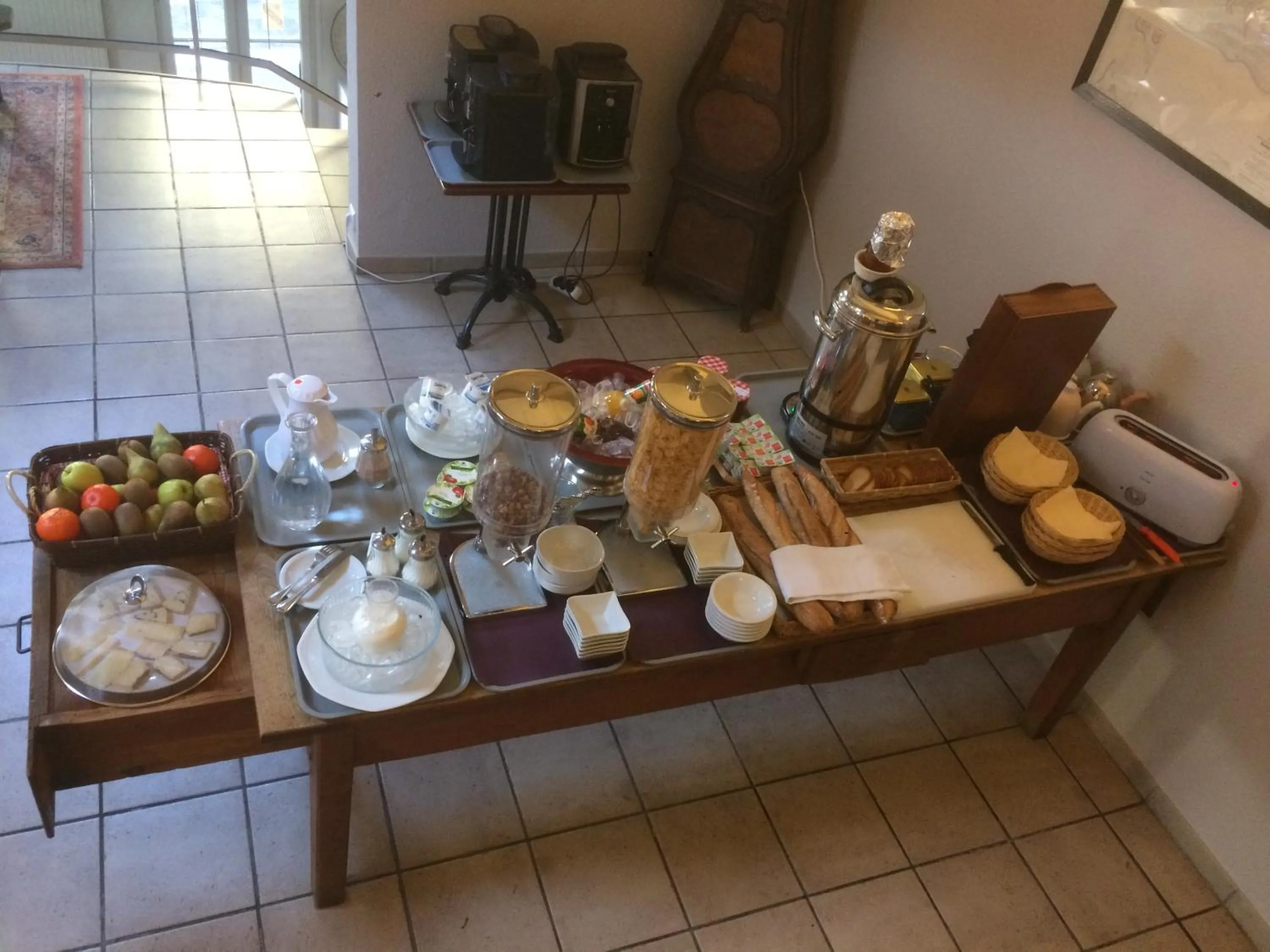 Food and drinks in Logis Hôtel du Commerce