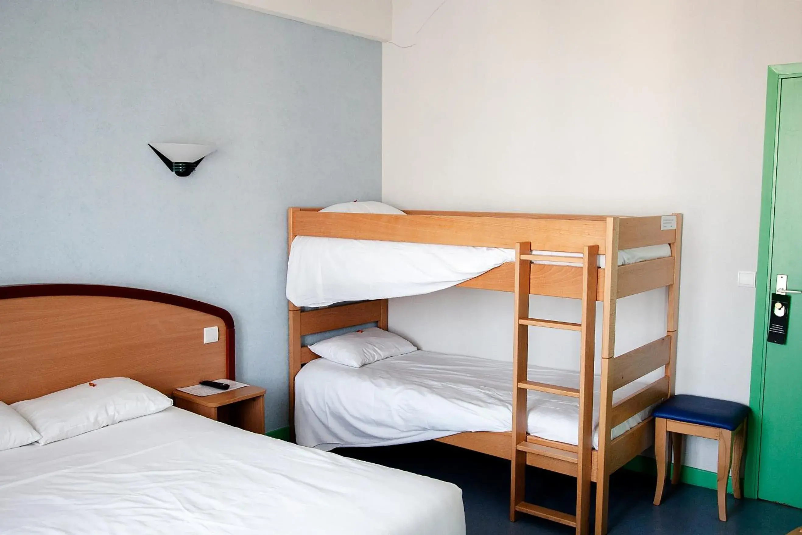 Family Room in Logis Hôtel du Commerce Family Room in Logis Hôtel du Commerce