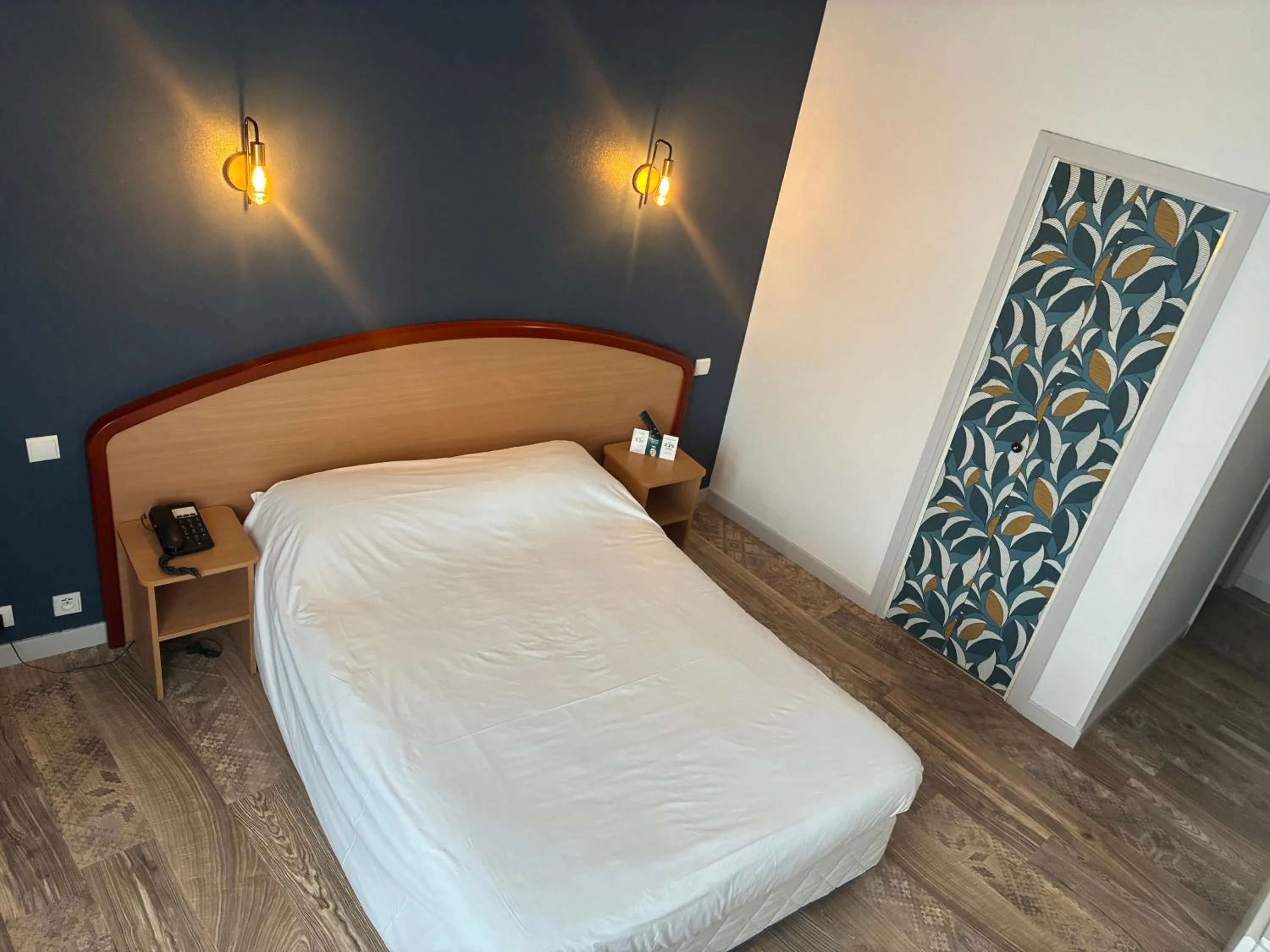 Bed in Logis Hôtel du Commerce