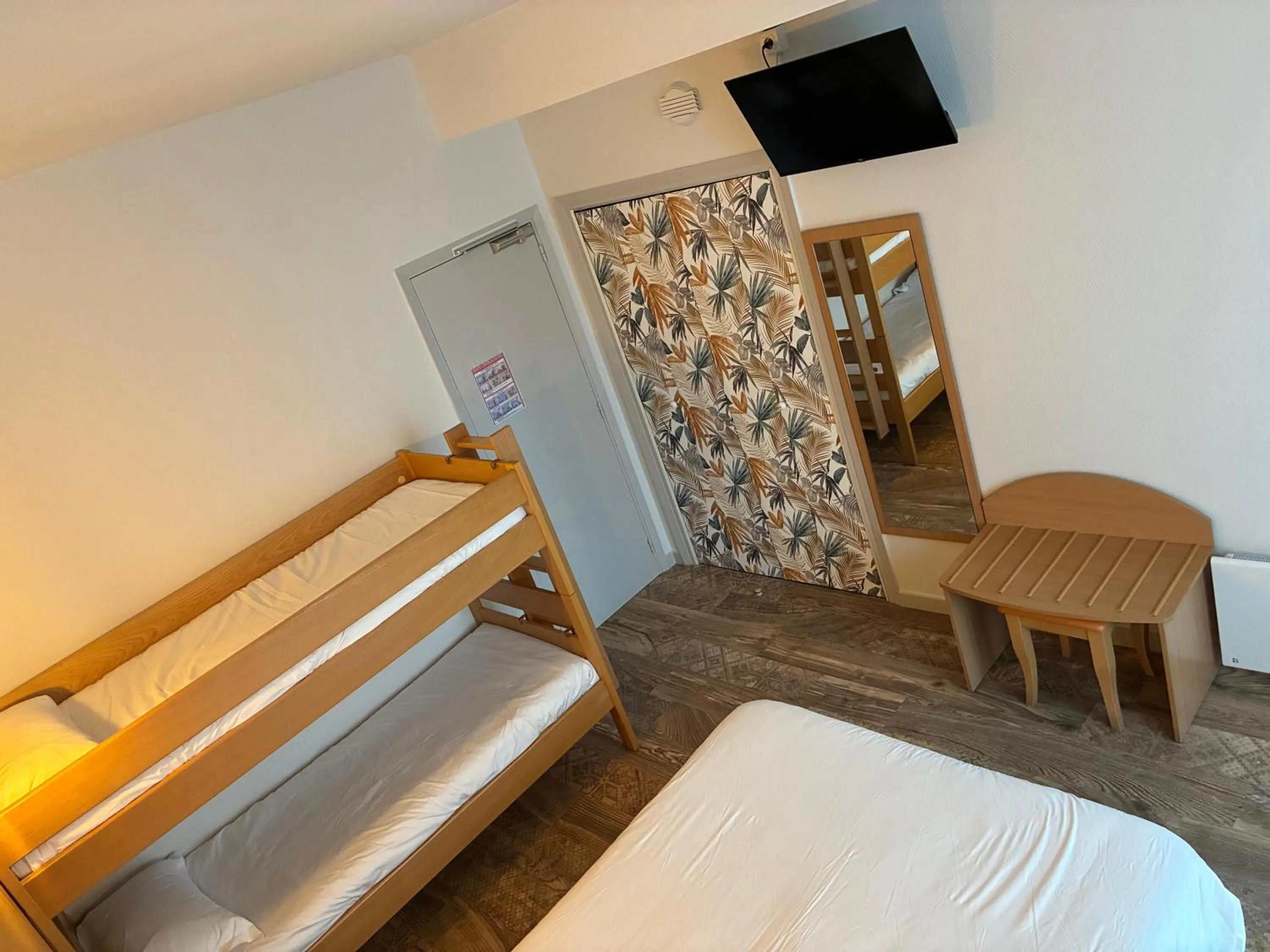 Bed in Logis Hôtel du Commerce