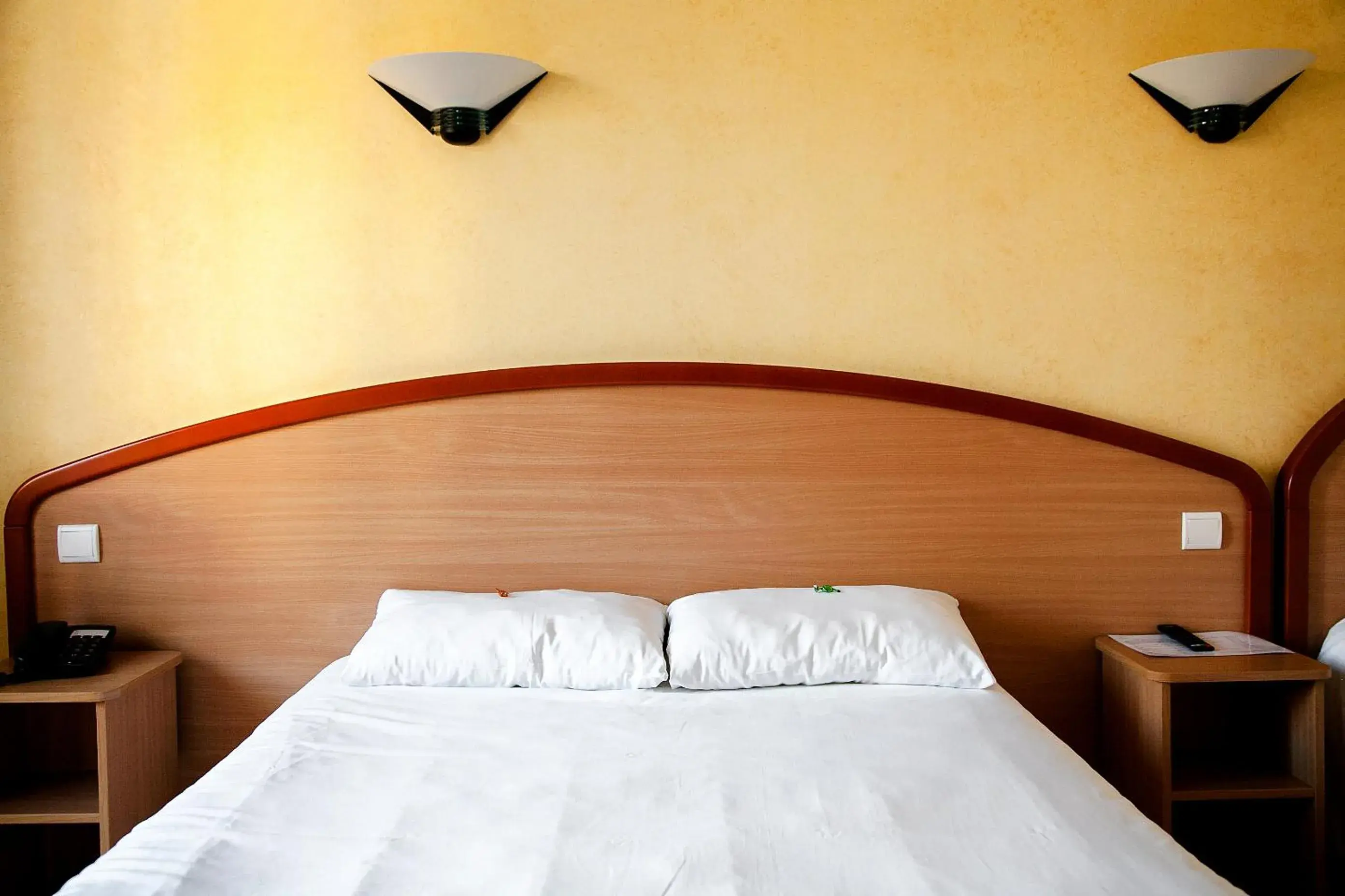 Triple Room in Logis Hôtel du Commerce Triple Room in Logis Hôtel du Commerce