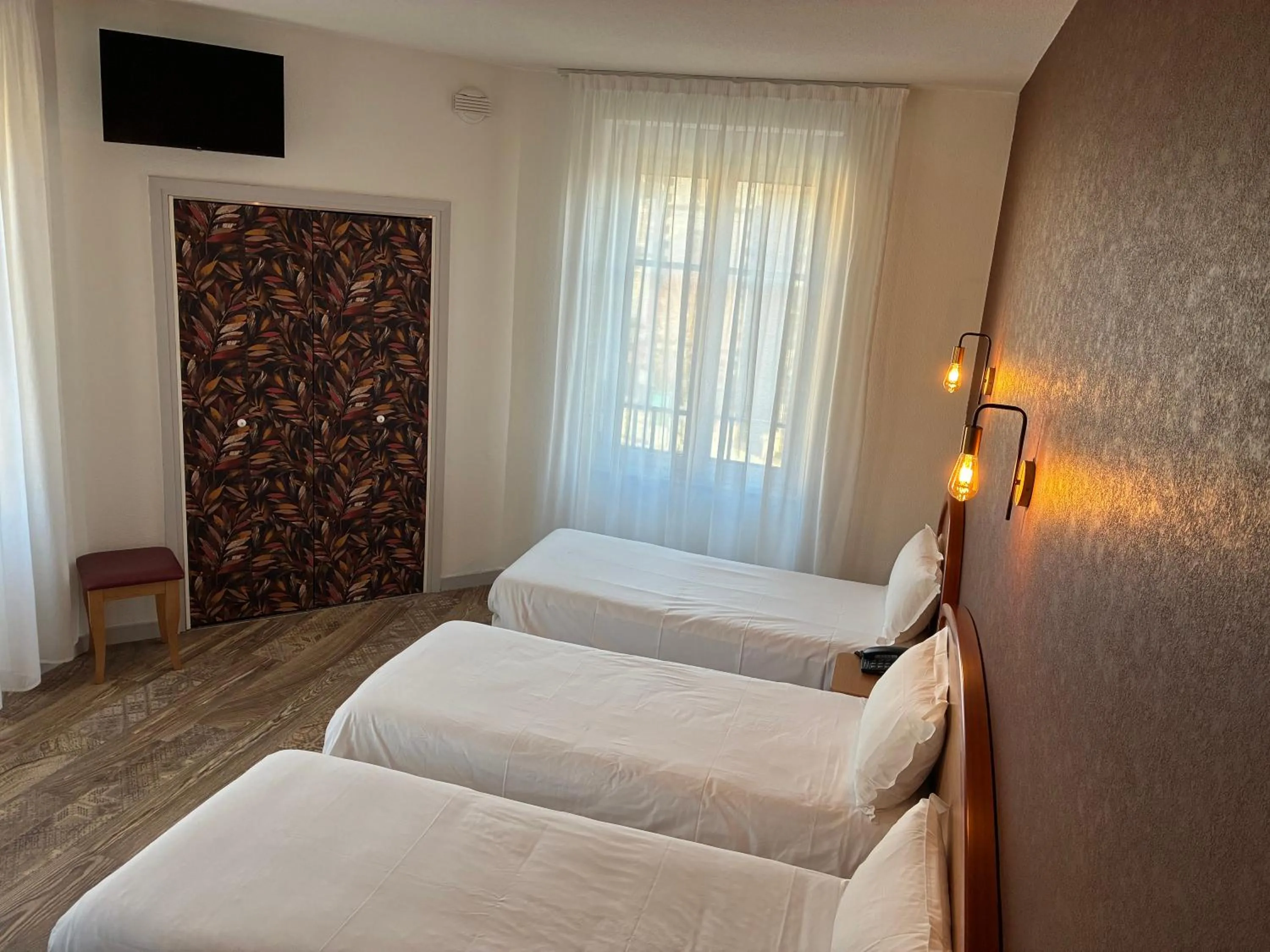 Bed in Logis Hôtel du Commerce