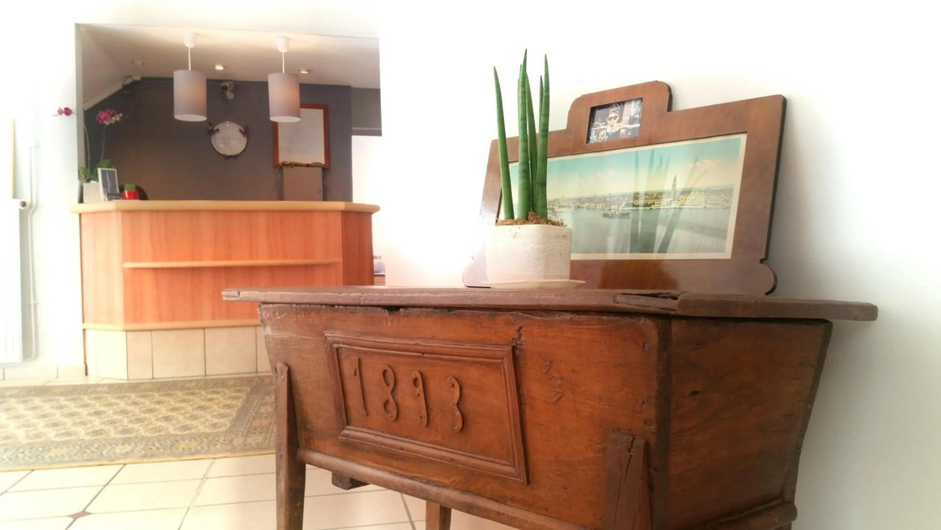 Lobby or reception in Logis Hôtel du Commerce