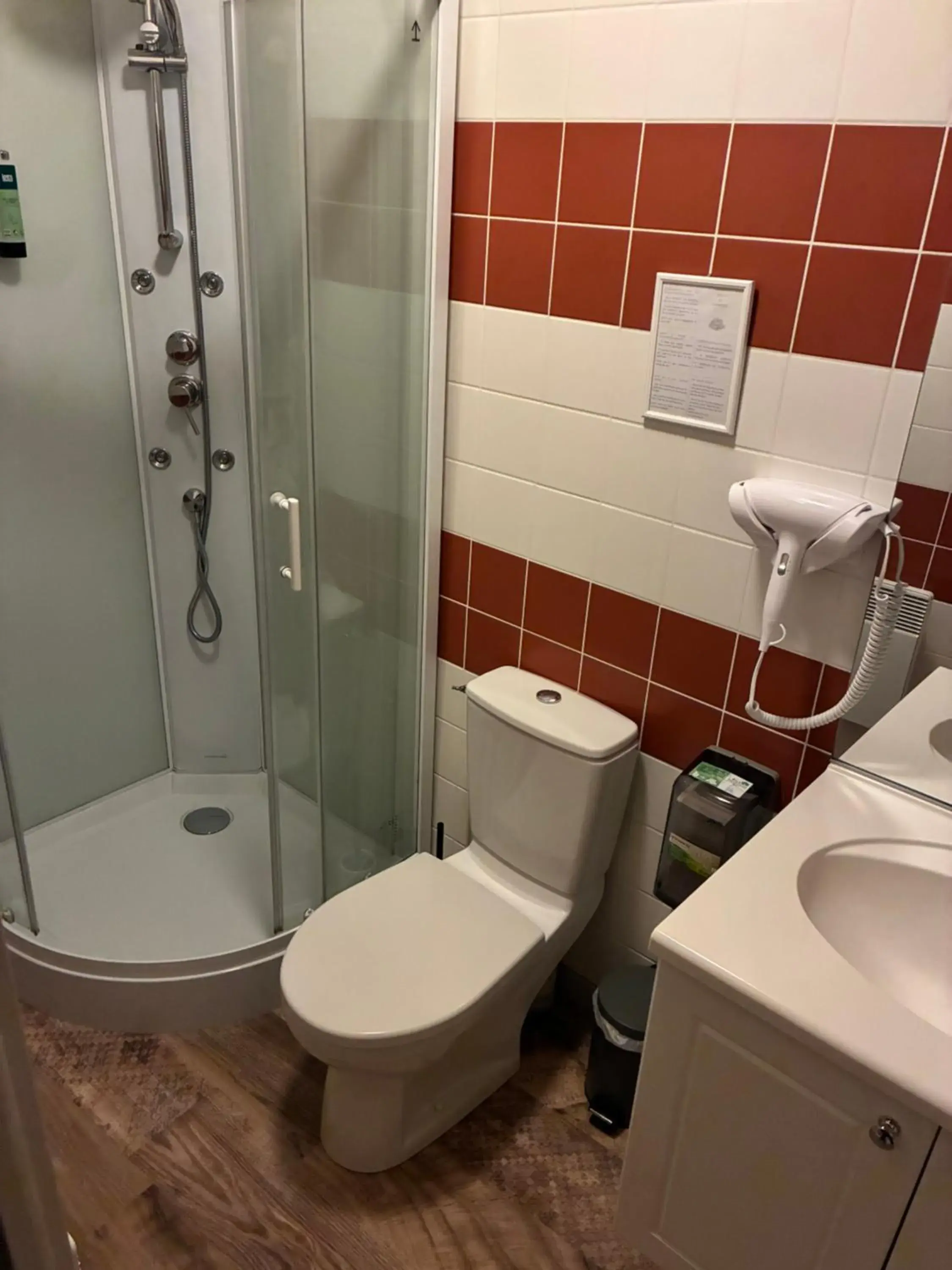 Triple Room in Logis Hôtel du Commerce Triple Room in Logis Hôtel du Commerce