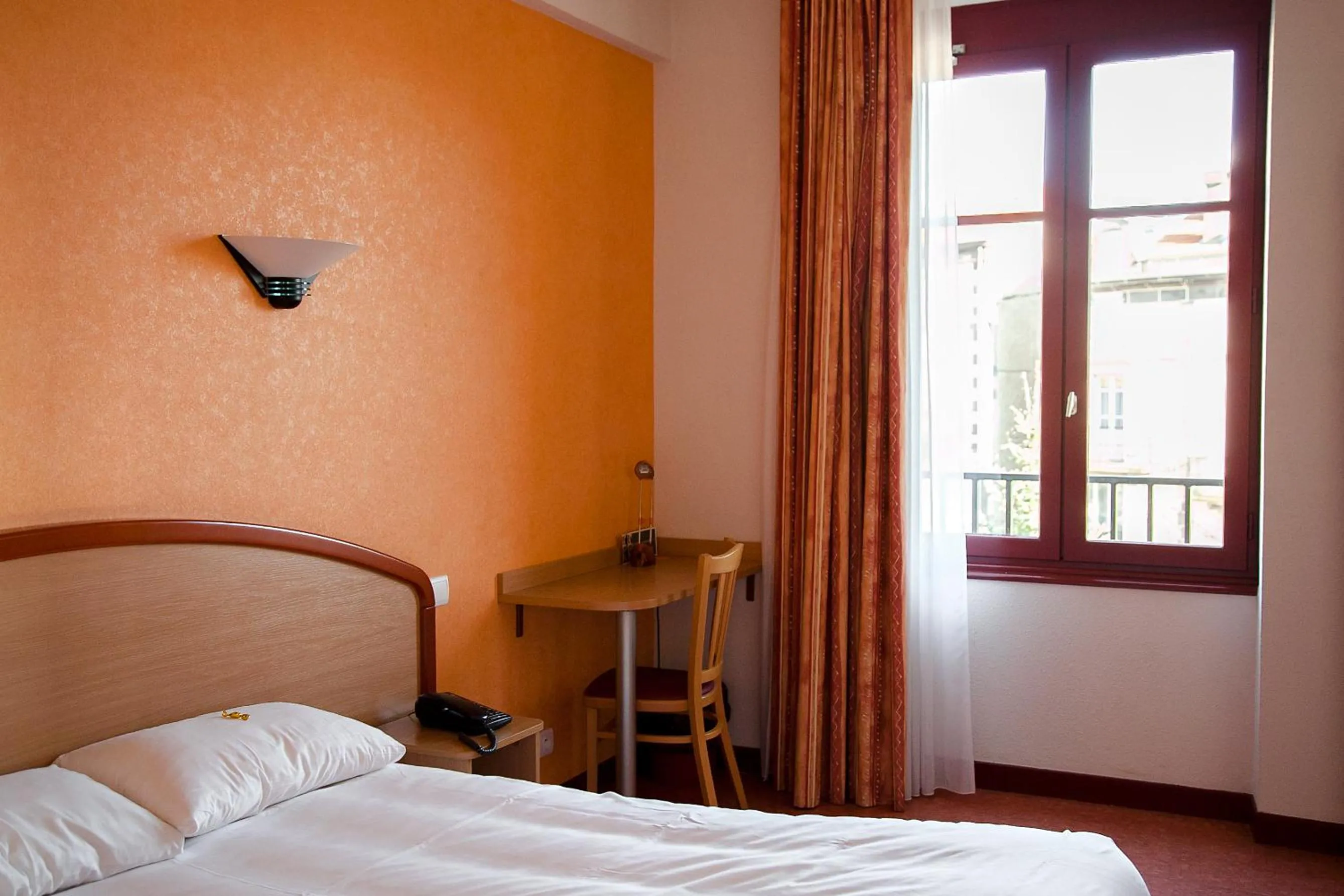 Bed in Logis Hôtel du Commerce