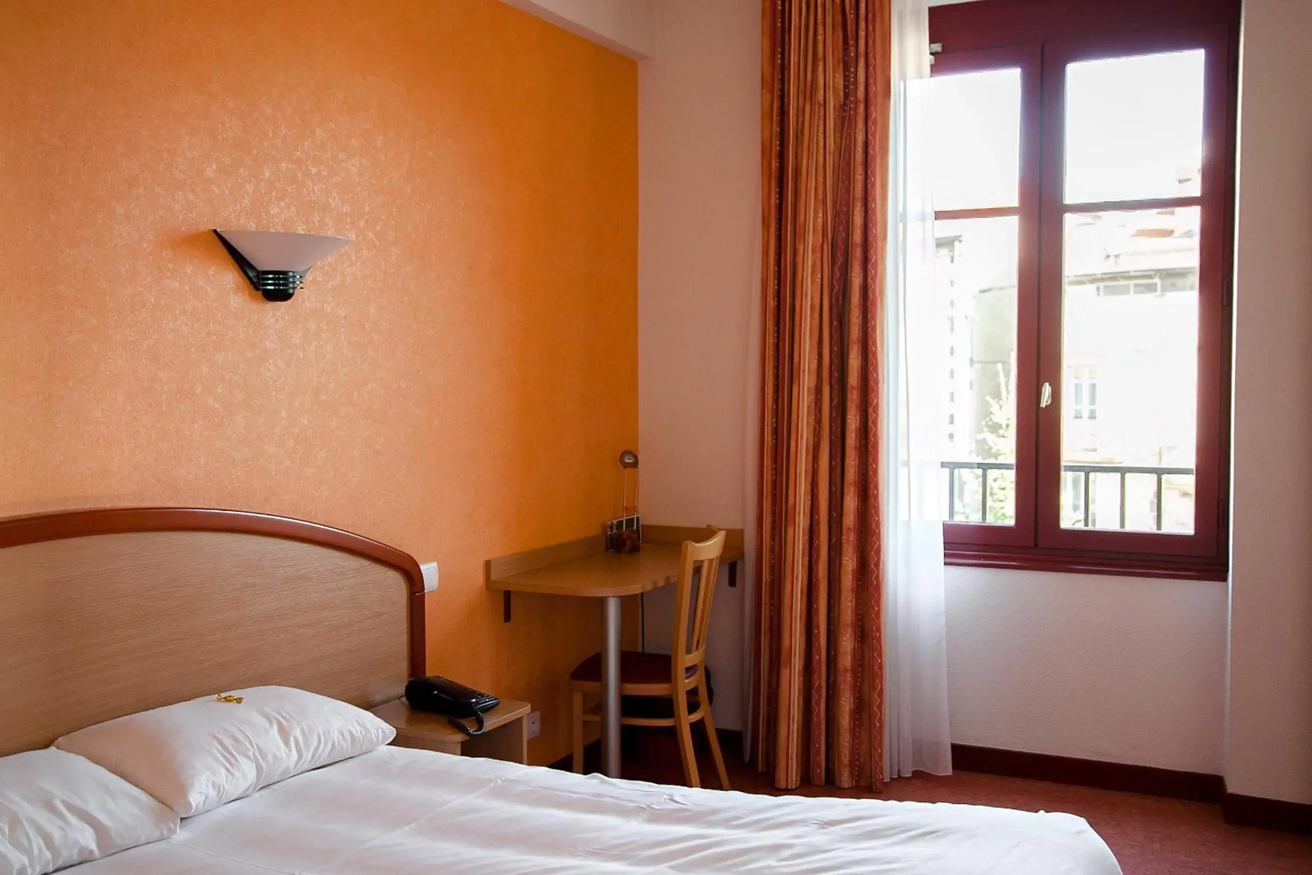 Standard Double Room in Logis Hôtel du Commerce Standard Double Room in Logis Hôtel du Commerce