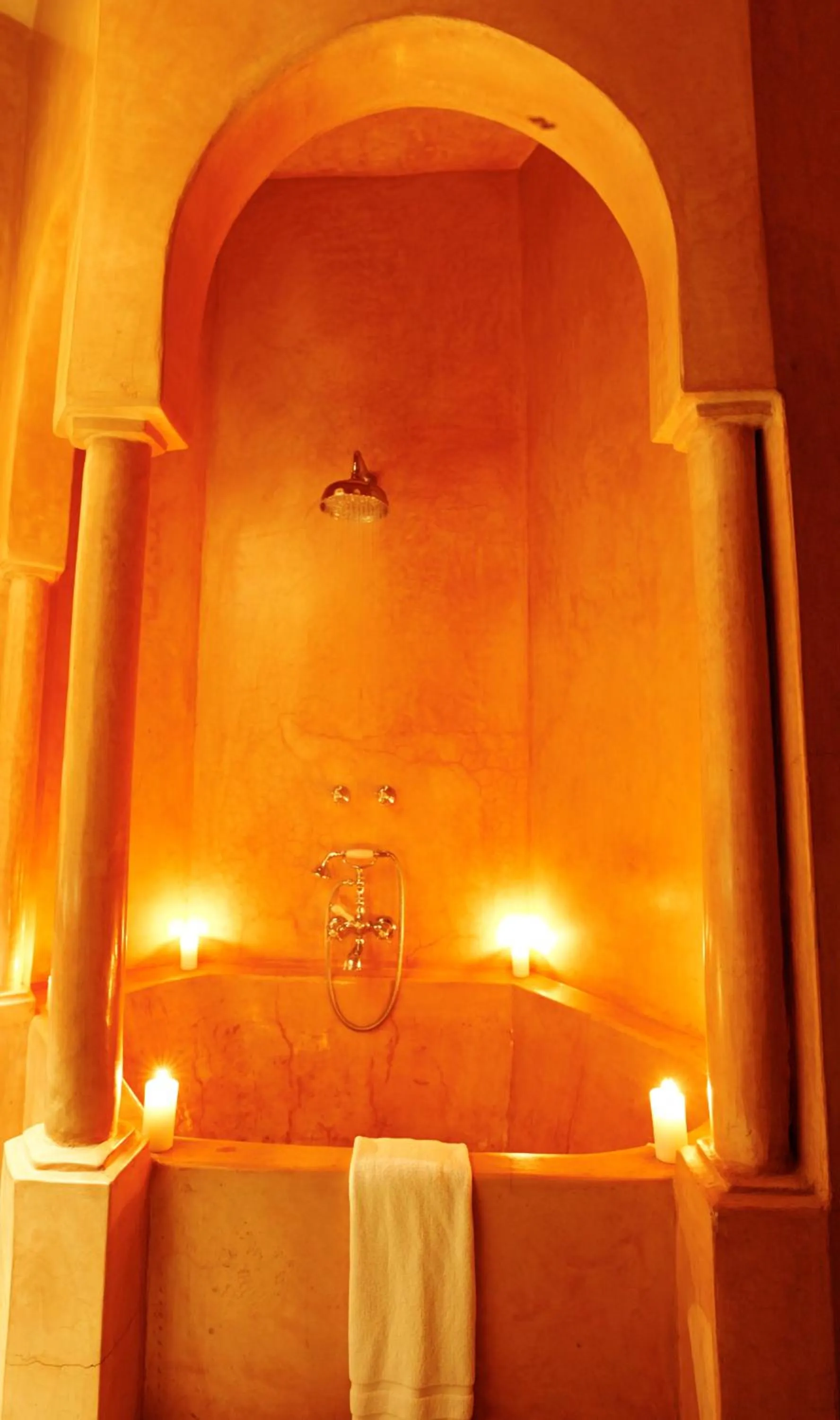 Shower in Riad Noir d'Ivoire