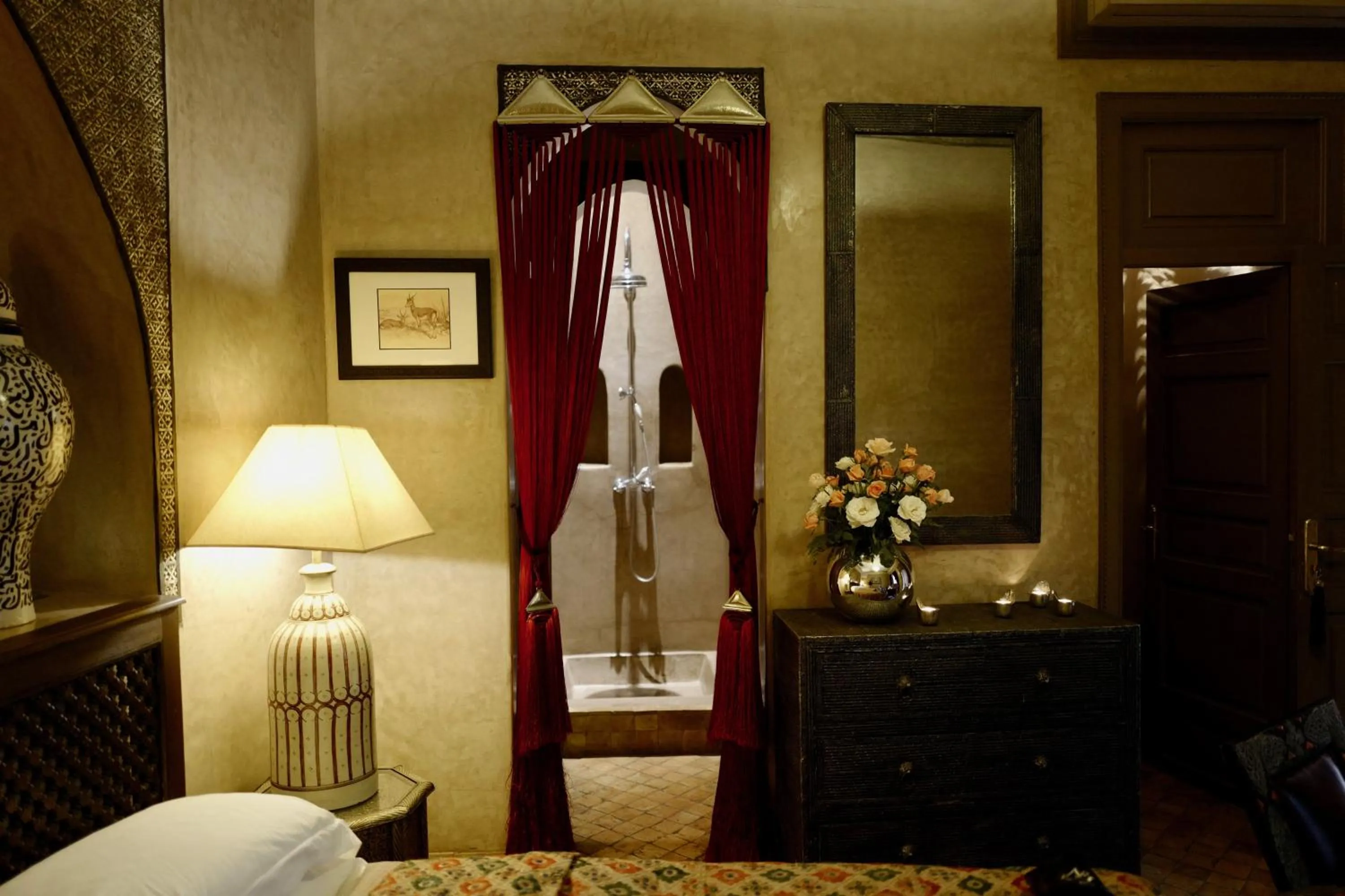 Shower, Bed in Riad Noir d'Ivoire