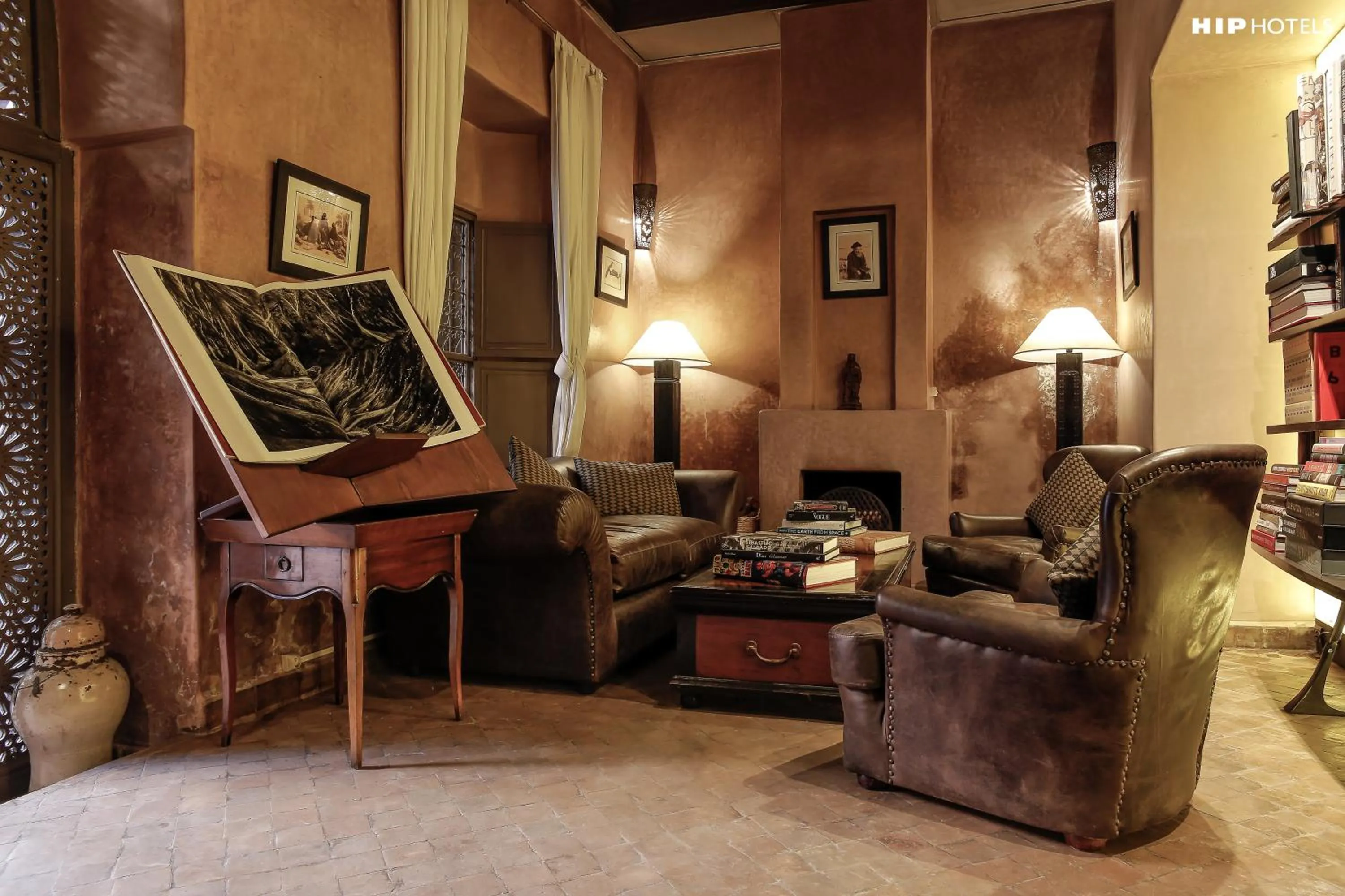 Library in Riad Noir d'Ivoire