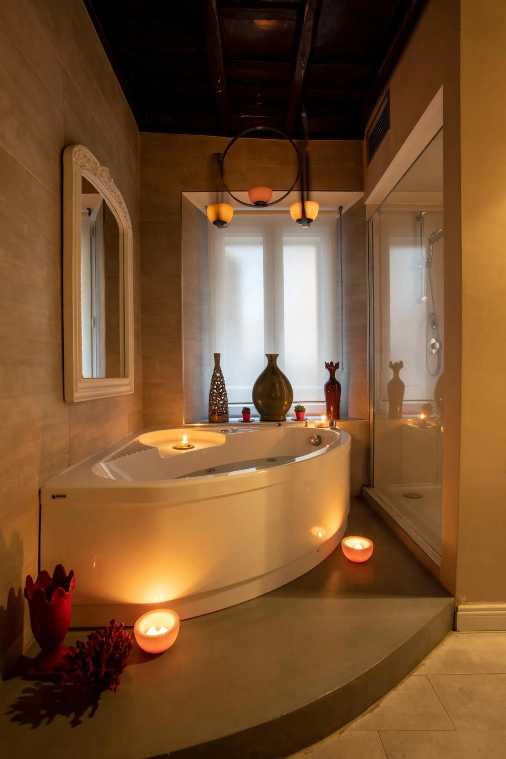 Hot Tub in Town House Spagna- luxury Rooms with Jacuzzi Bath